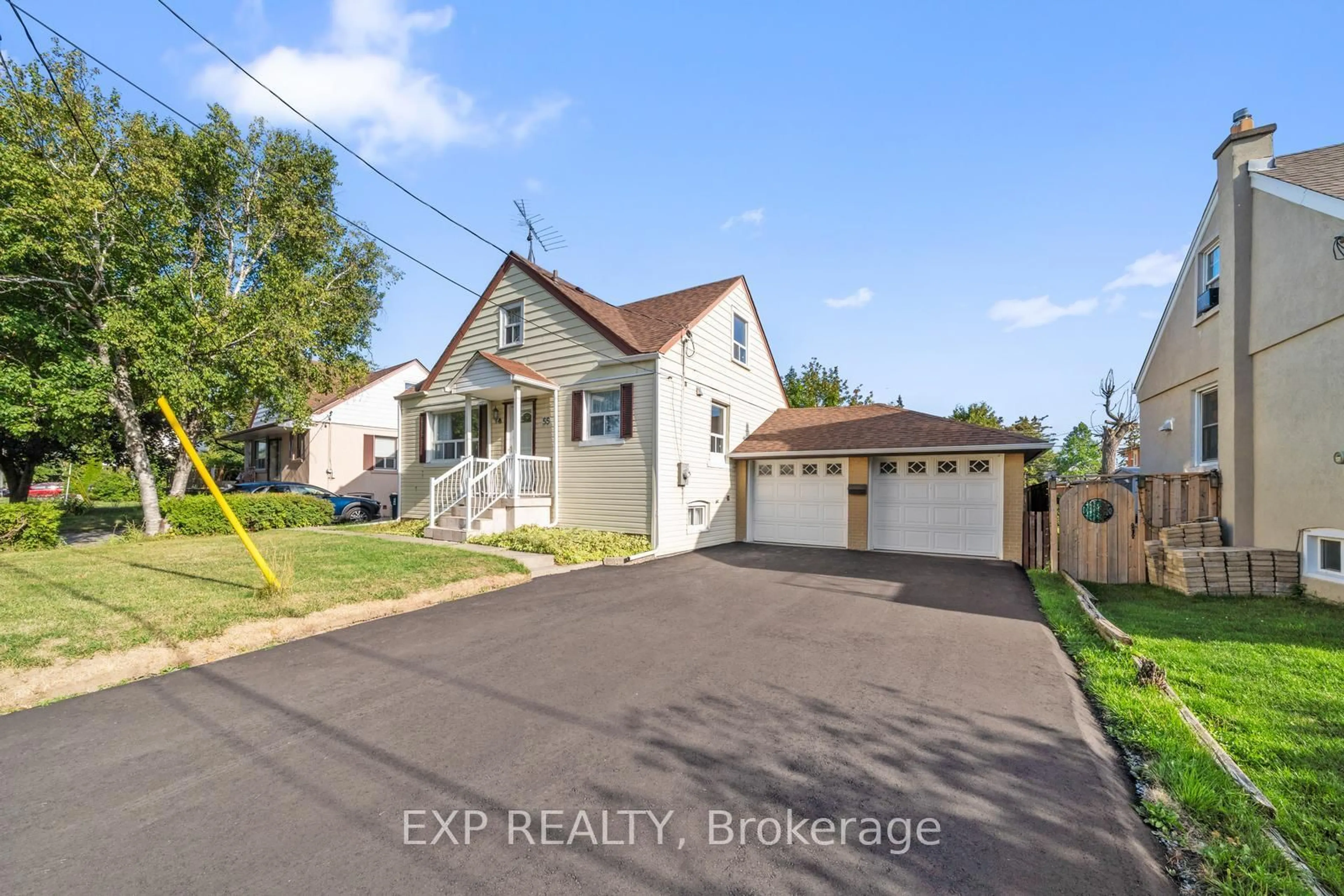 A pic from outside/outdoor area/front of a property/back of a property/a pic from drone, street for 55 Winston Park Blvd, Toronto Ontario M3K 1C2