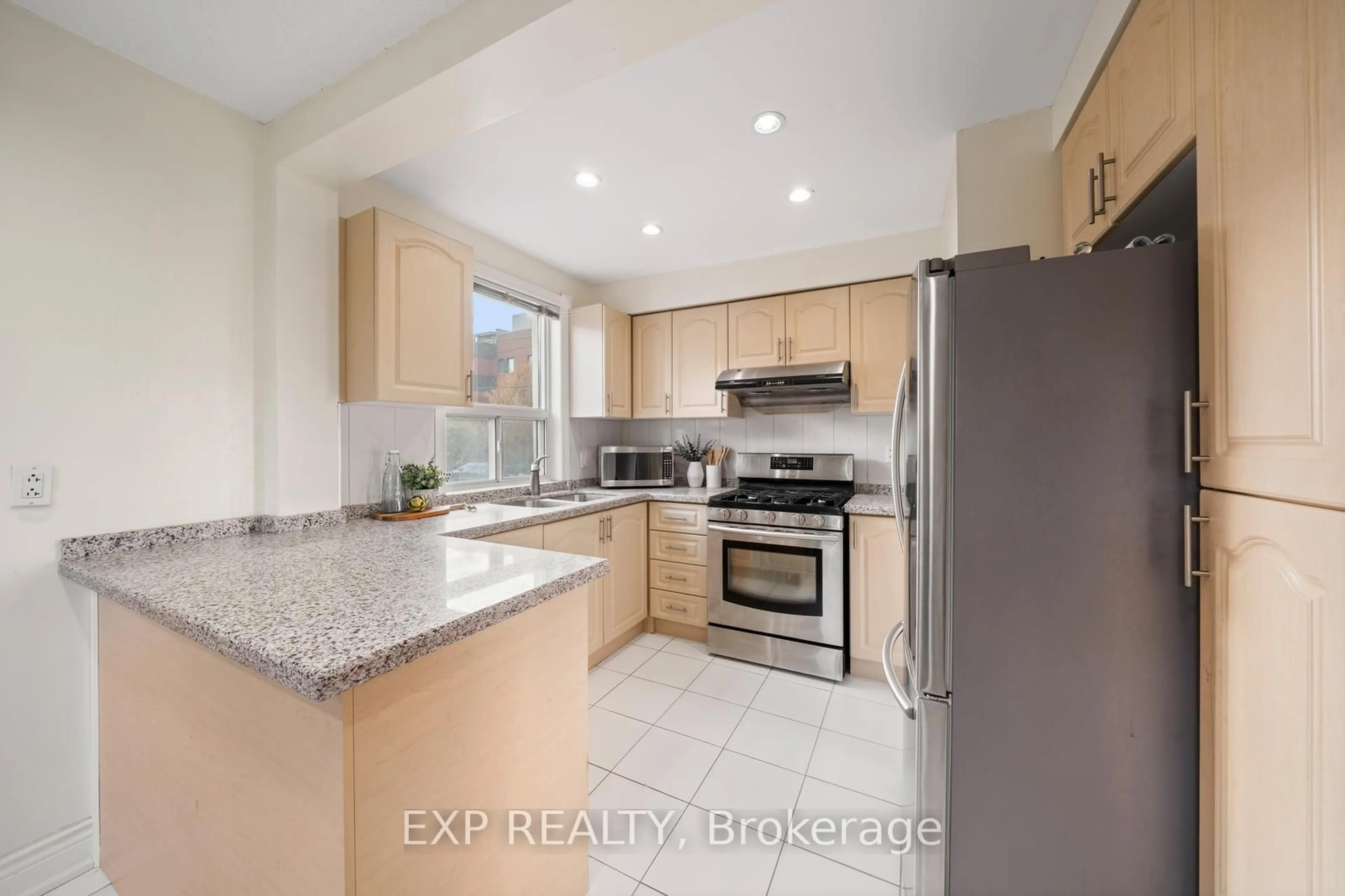 Standard kitchen, ceramic/tile floor for 55 Winston Park Blvd, Toronto Ontario M3K 1C2