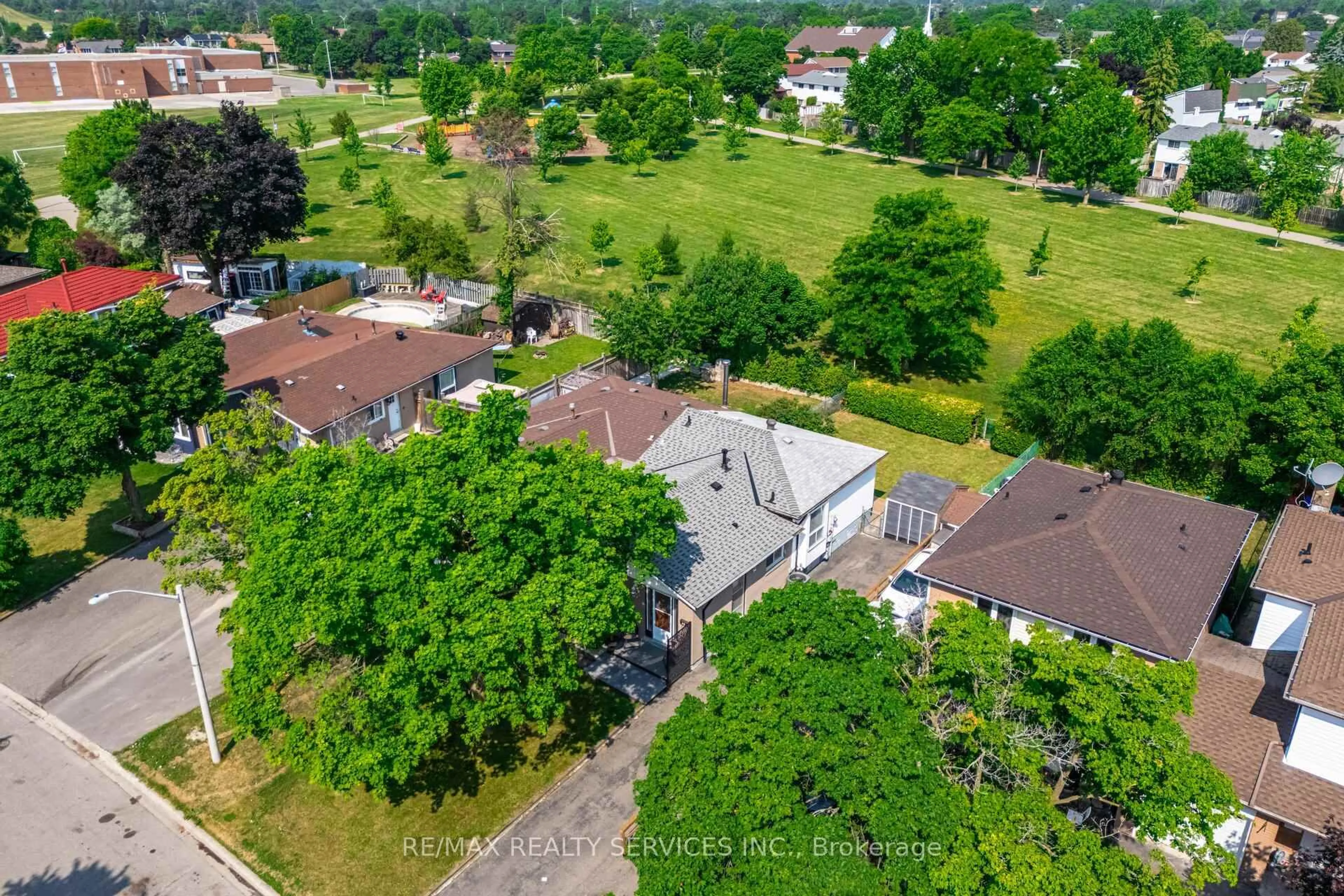 A pic from outside/outdoor area/front of a property/back of a property/a pic from drone, street for 48 Glenmore Cres, Brampton Ontario L6S 1H8