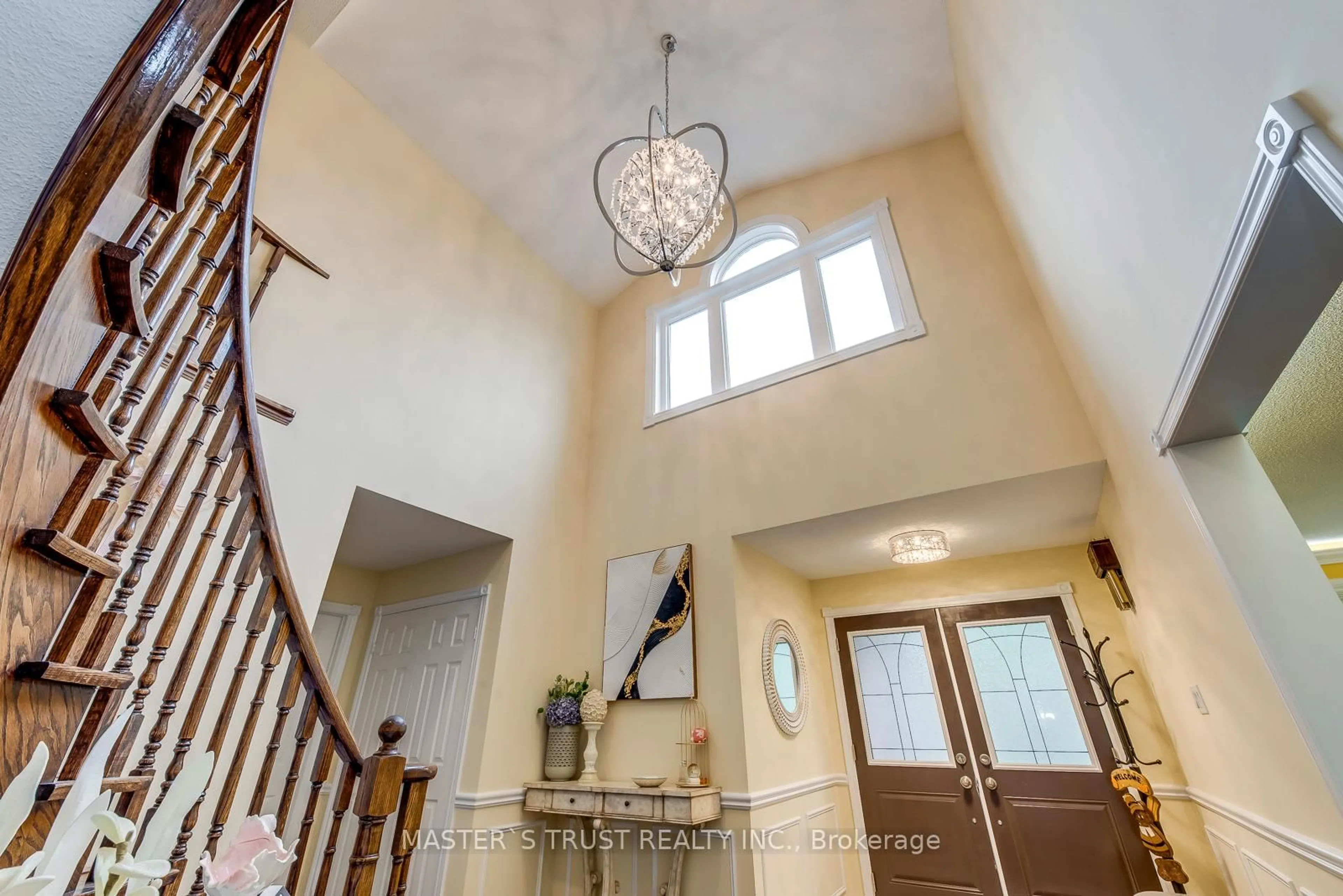 Indoor entryway for 5428 Edencroft Cres, Mississauga Ontario L5M 4M7