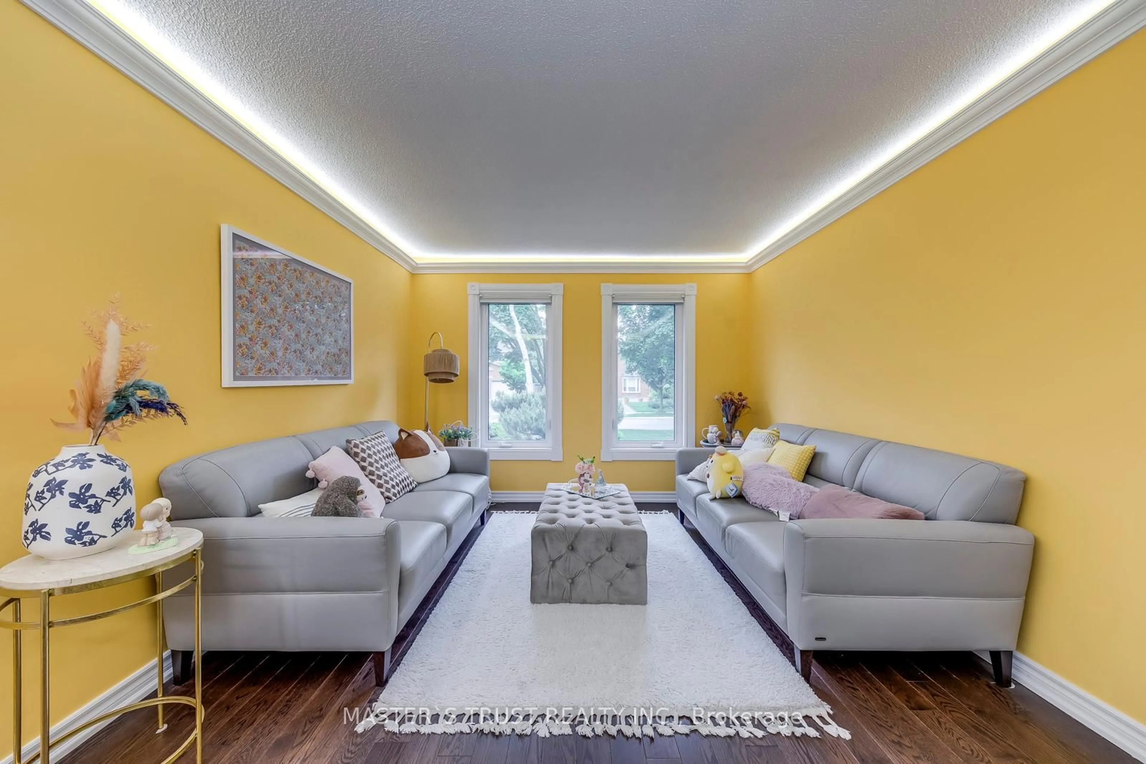 Living room with furniture, unknown for 5428 Edencroft Cres, Mississauga Ontario L5M 4M7