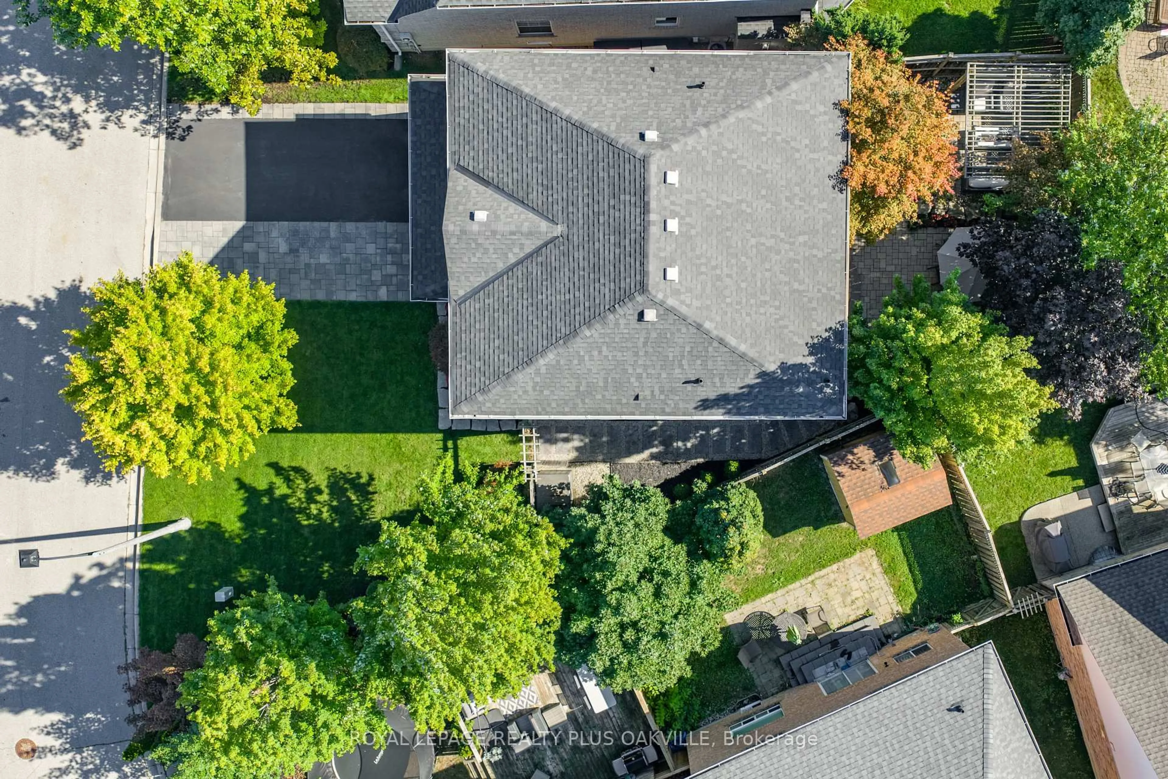 A pic from outside/outdoor area/front of a property/back of a property/a pic from drone, street for 3174 Scotscraig Cres, Oakville Ontario L6M 5G9