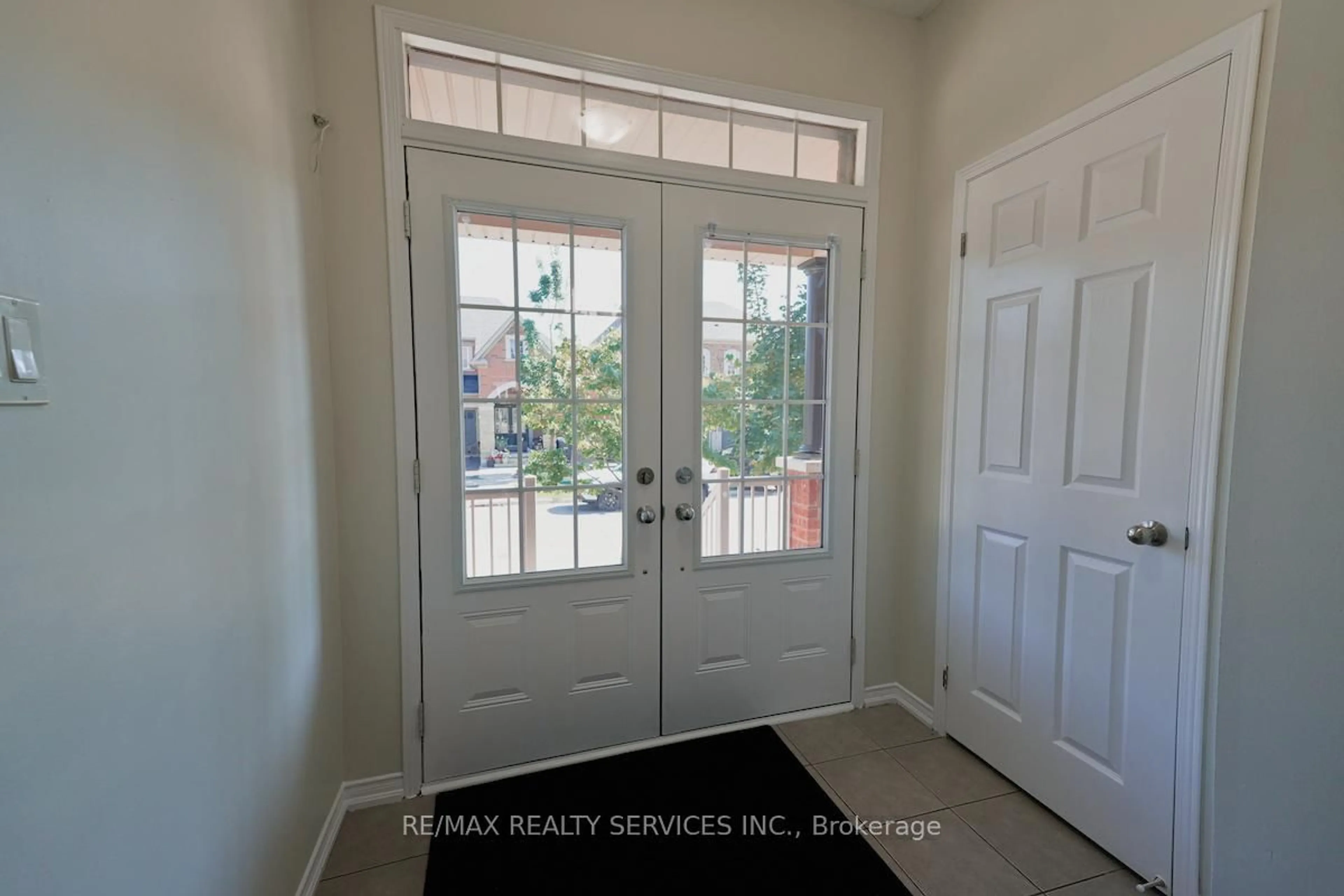 Indoor entryway for 30 Loftsmoor Dr, Brampton Ontario L6R 3R7