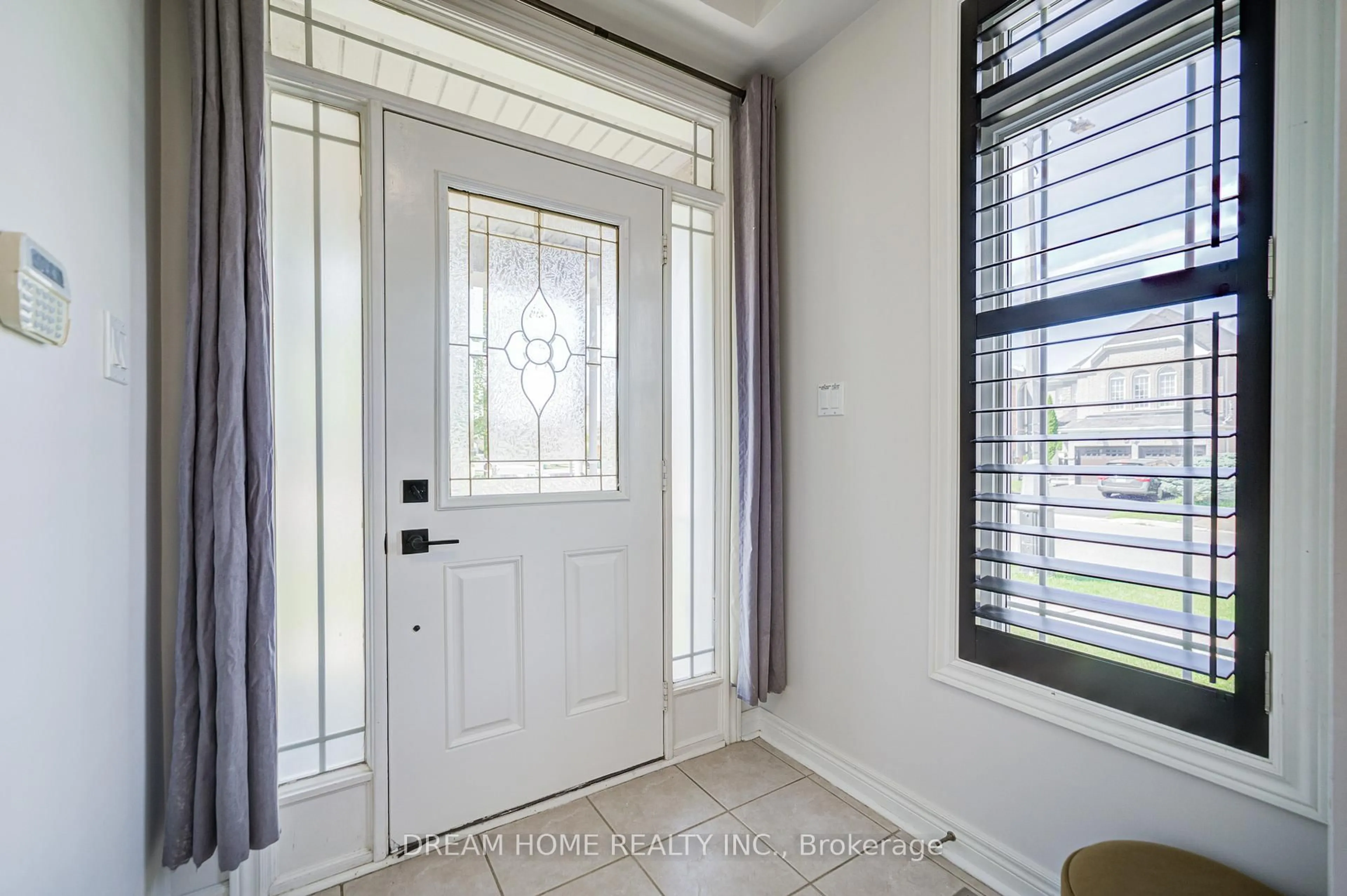 Indoor entryway for 3519 Trilogy Tr, Mississauga Ontario L5M 7Y1