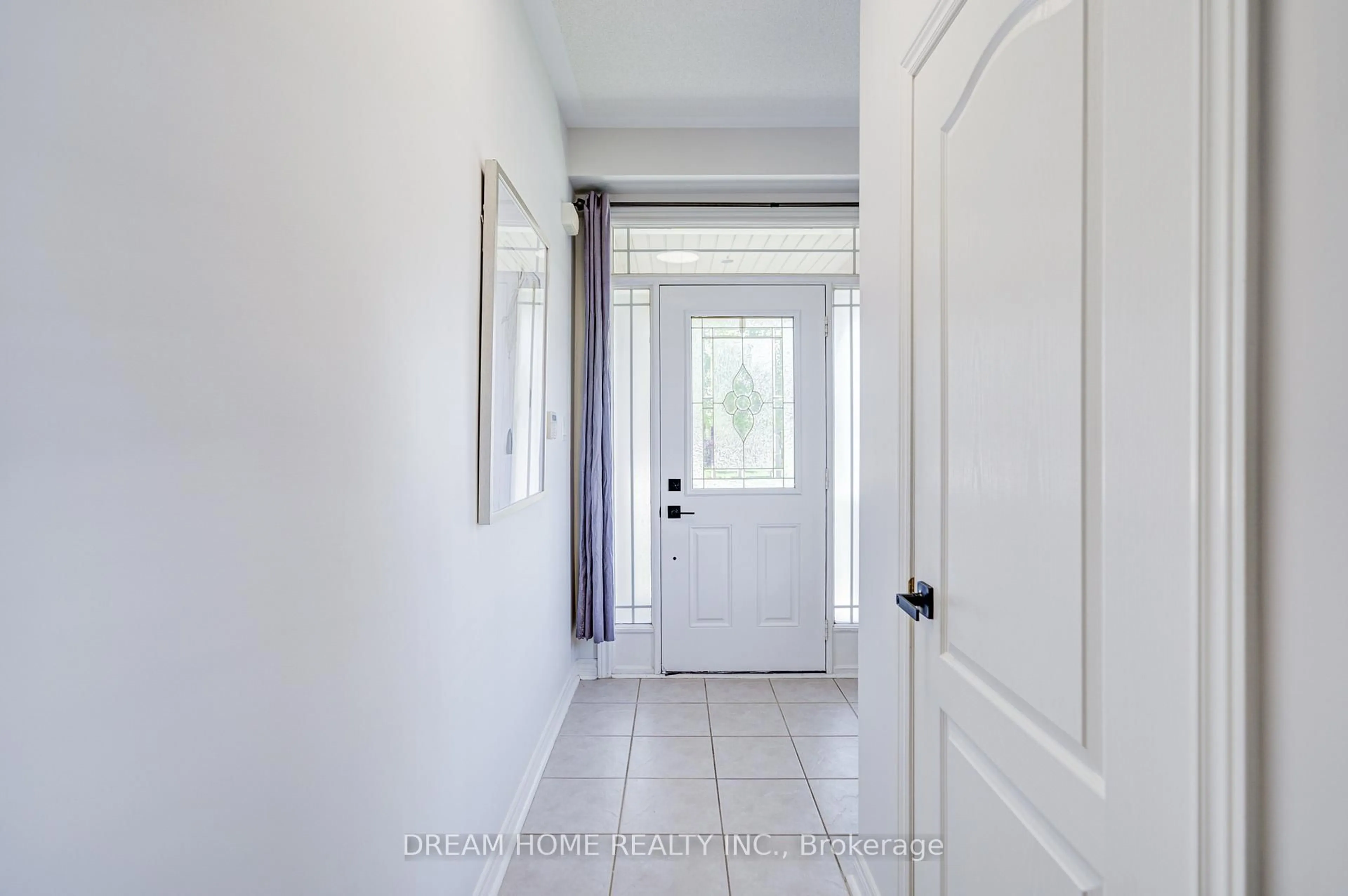Indoor entryway for 3519 Trilogy Tr, Mississauga Ontario L5M 7Y1