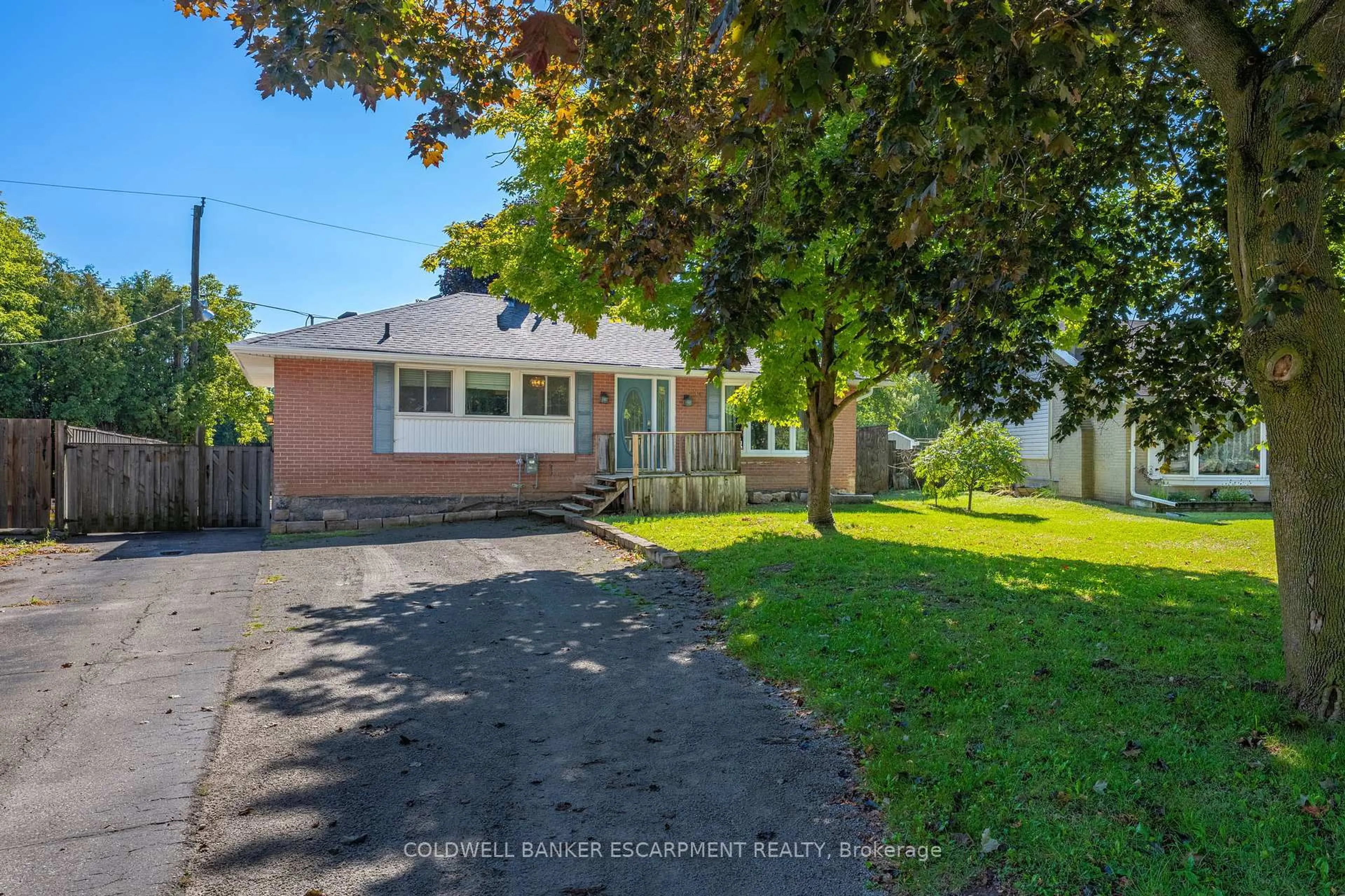 A pic from outside/outdoor area/front of a property/back of a property/a pic from drone, street for 54 Mowbray Pl, Halton Hills Ontario L7J 2J8