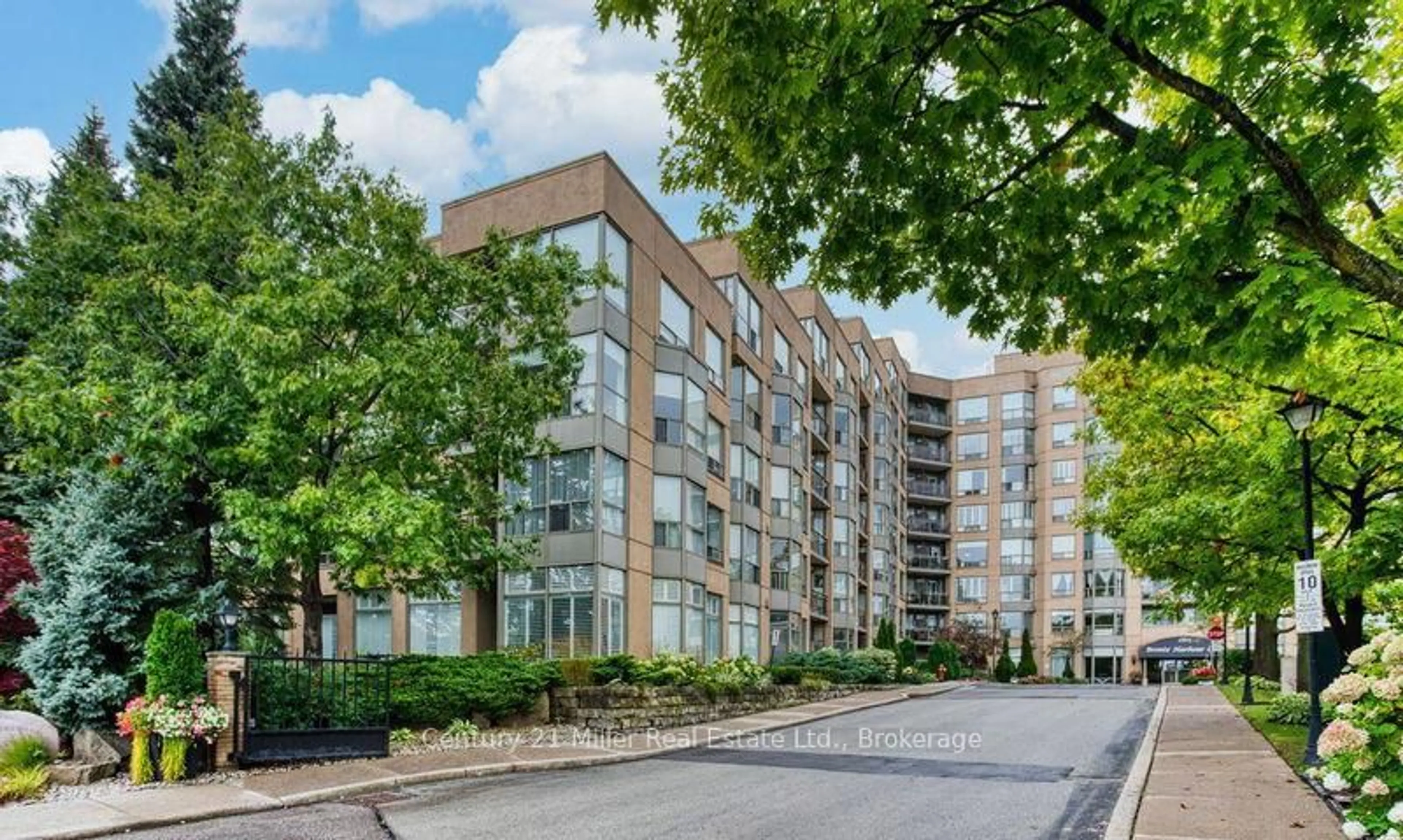 A pic from outside/outdoor area/front of a property/back of a property/a pic from drone, street for 2511 Lakeshore Rd #319, Oakville Ontario L6L 6L9