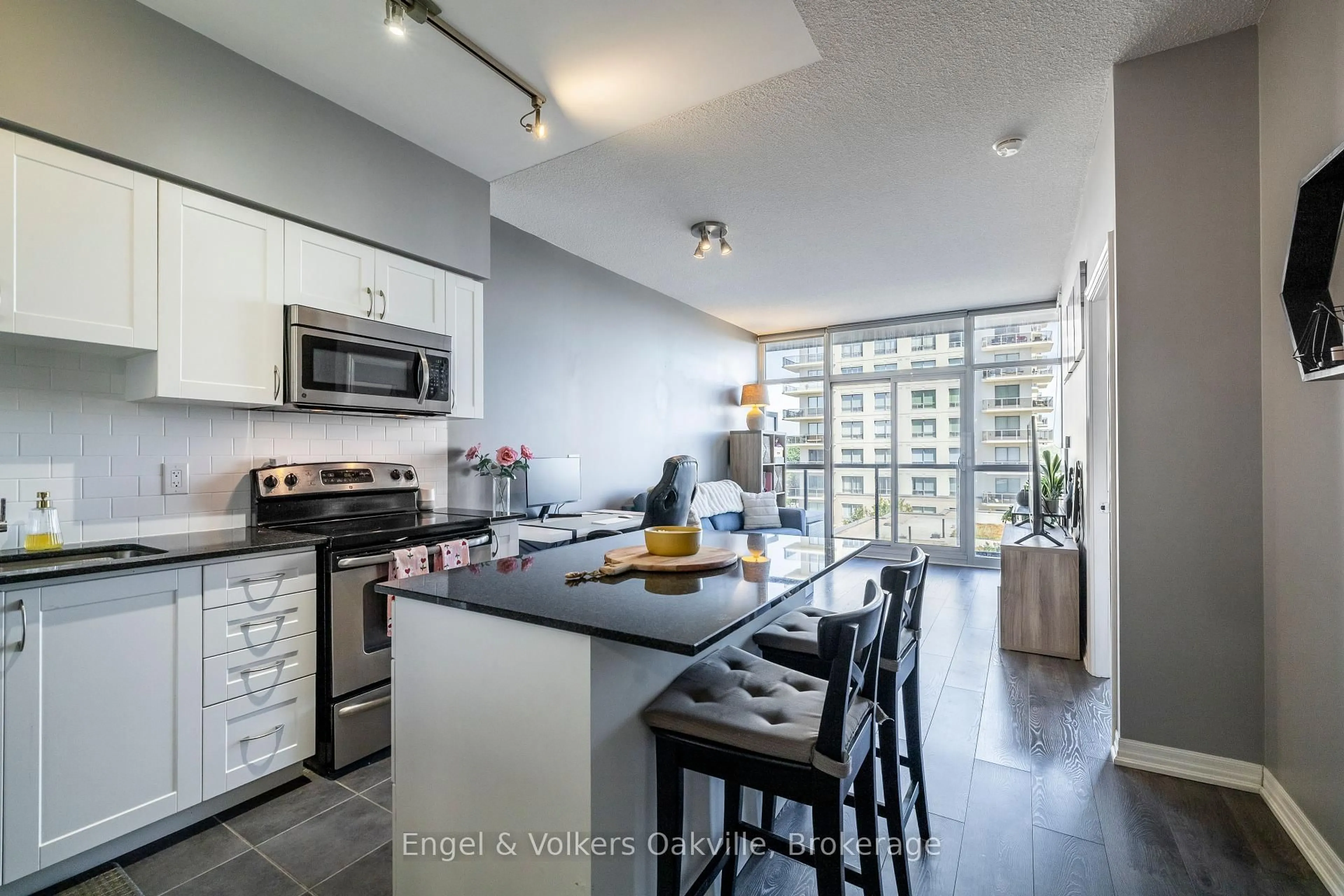 Open concept kitchen, ceramic/tile floor for 1940 Ironstone Dr #501, Burlington Ontario L7L 0E4