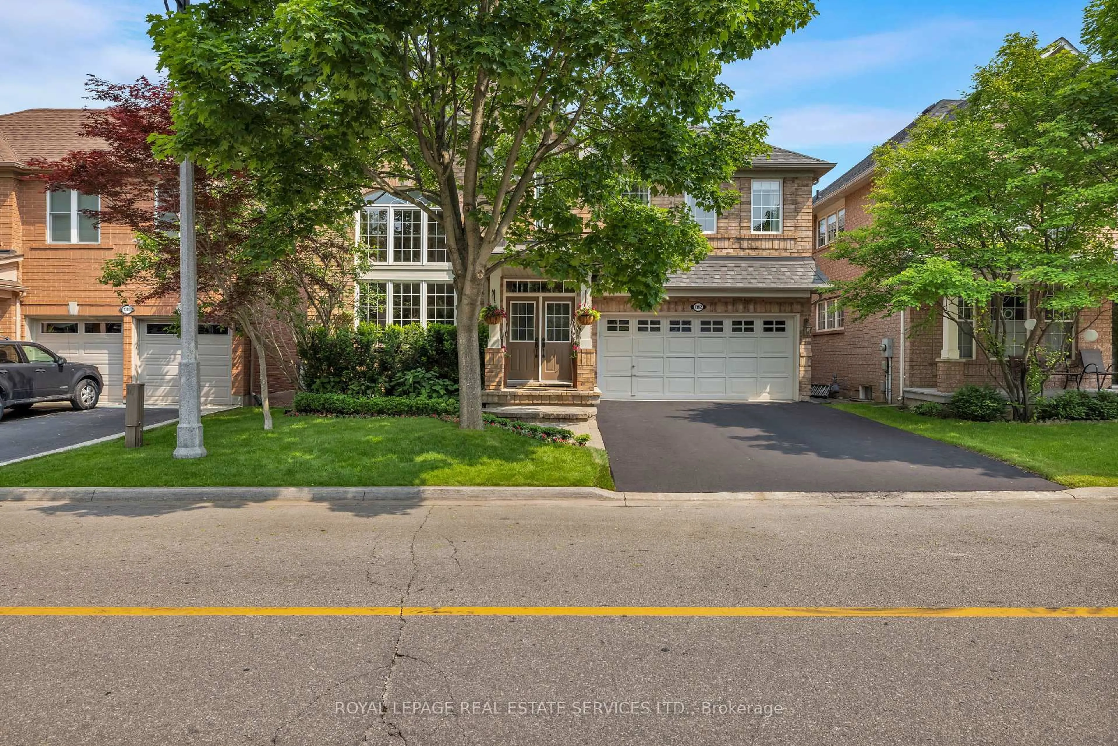 Home with brick exterior material, street for 1392 Pinecliff Rd, Oakville Ontario L6M 3Z1