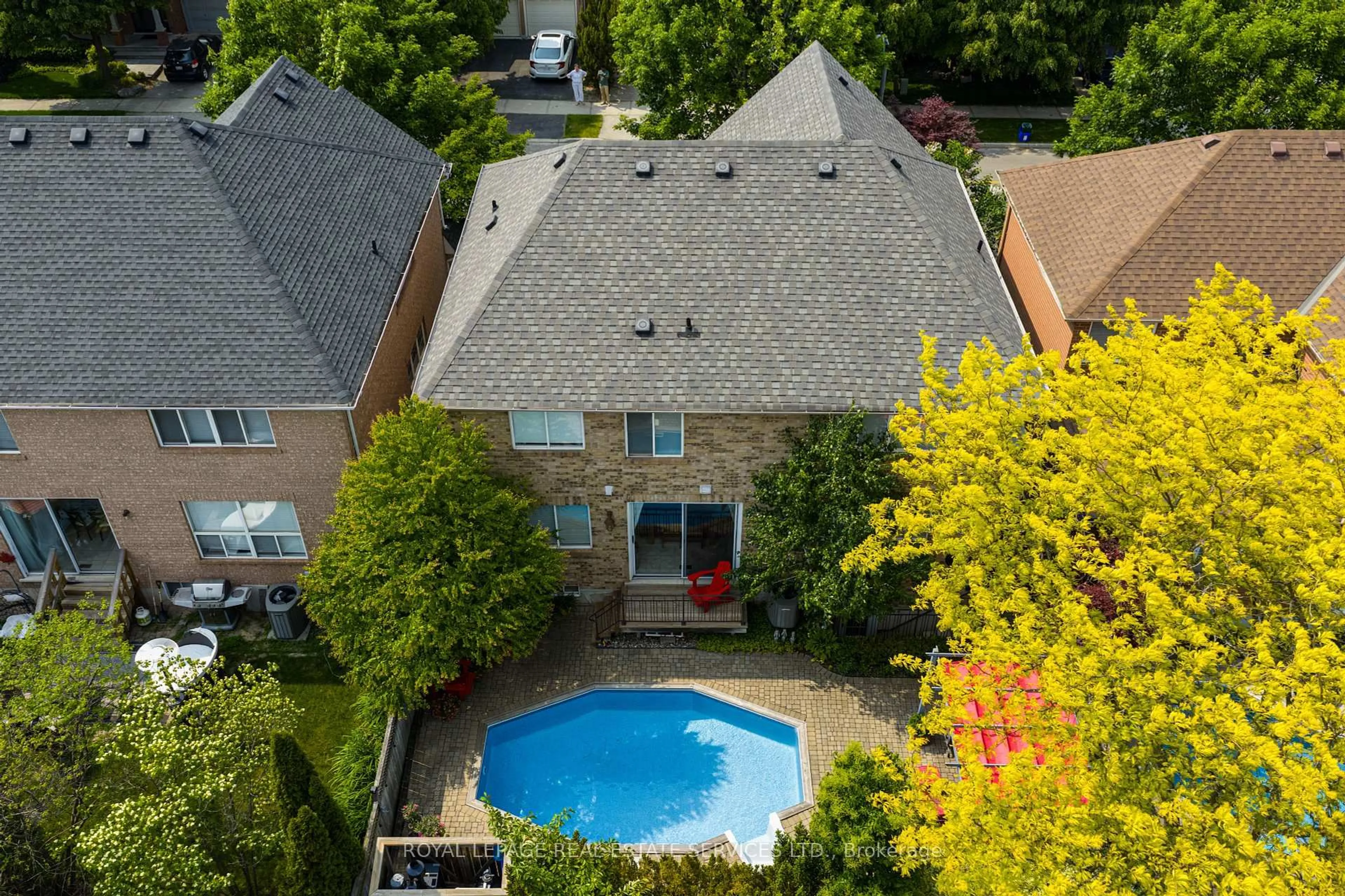 A pic from outside/outdoor area/front of a property/back of a property/a pic from drone, unknown for 1392 Pinecliff Rd, Oakville Ontario L6M 3Z1