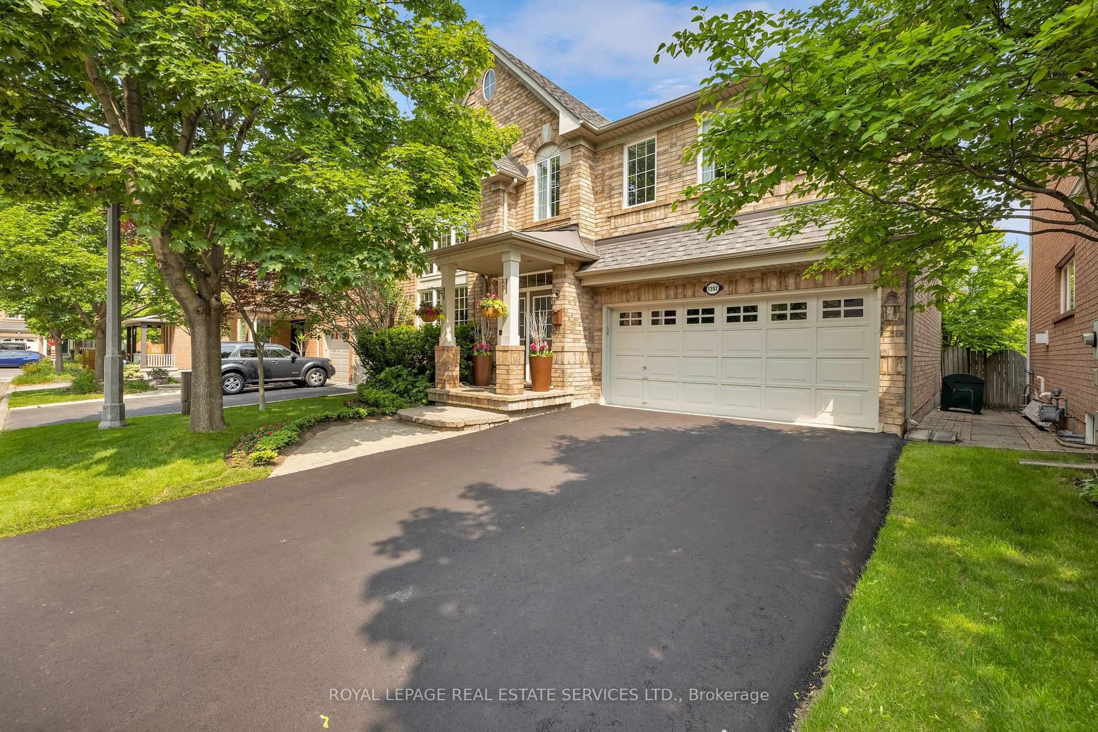 A pic from outside/outdoor area/front of a property/back of a property/a pic from drone, street for 1392 Pinecliff Rd, Oakville Ontario L6M 3Z1
