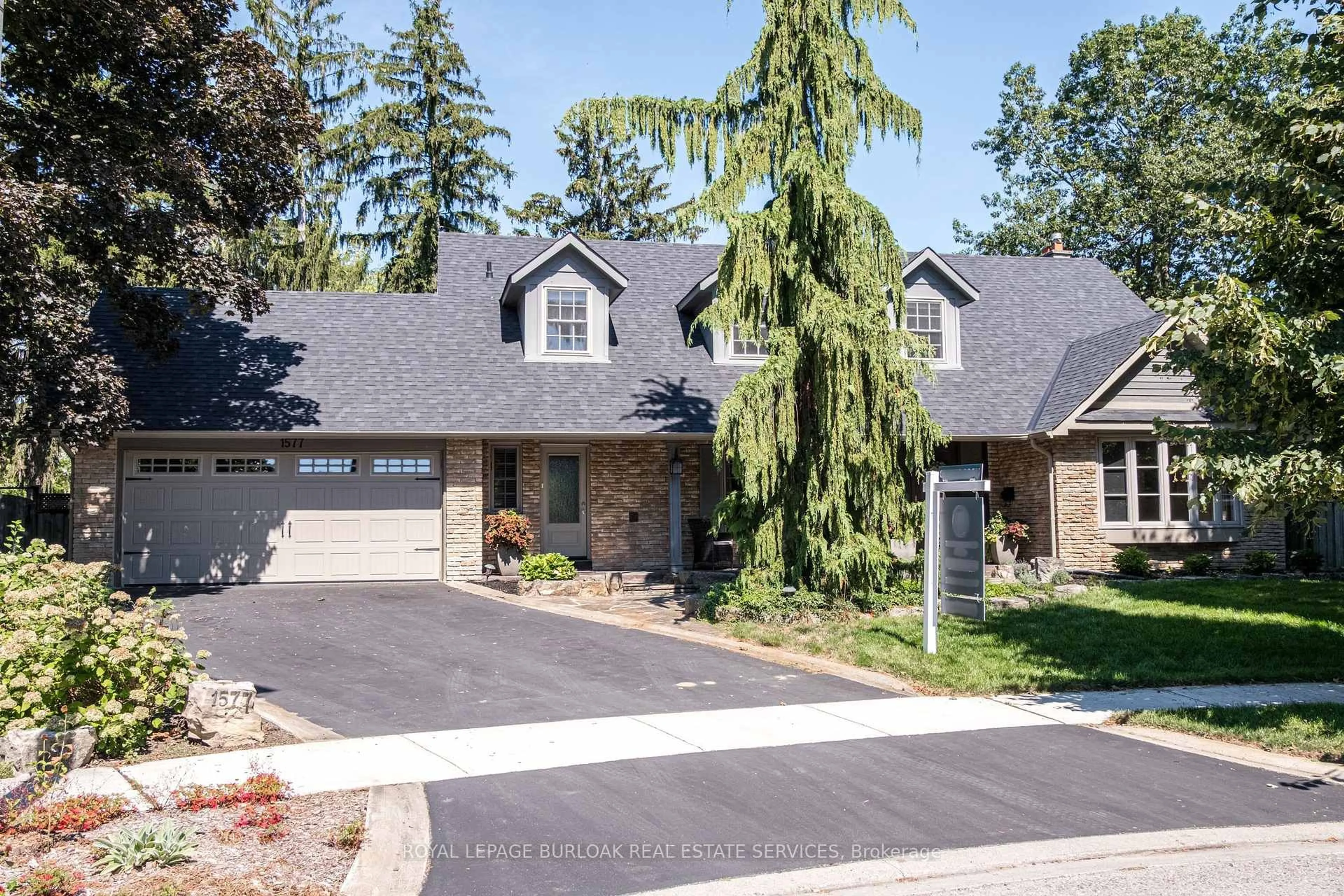Home with brick exterior material, street for 1577 Old Spar Crt, Mississauga Ontario L5J 1B4
