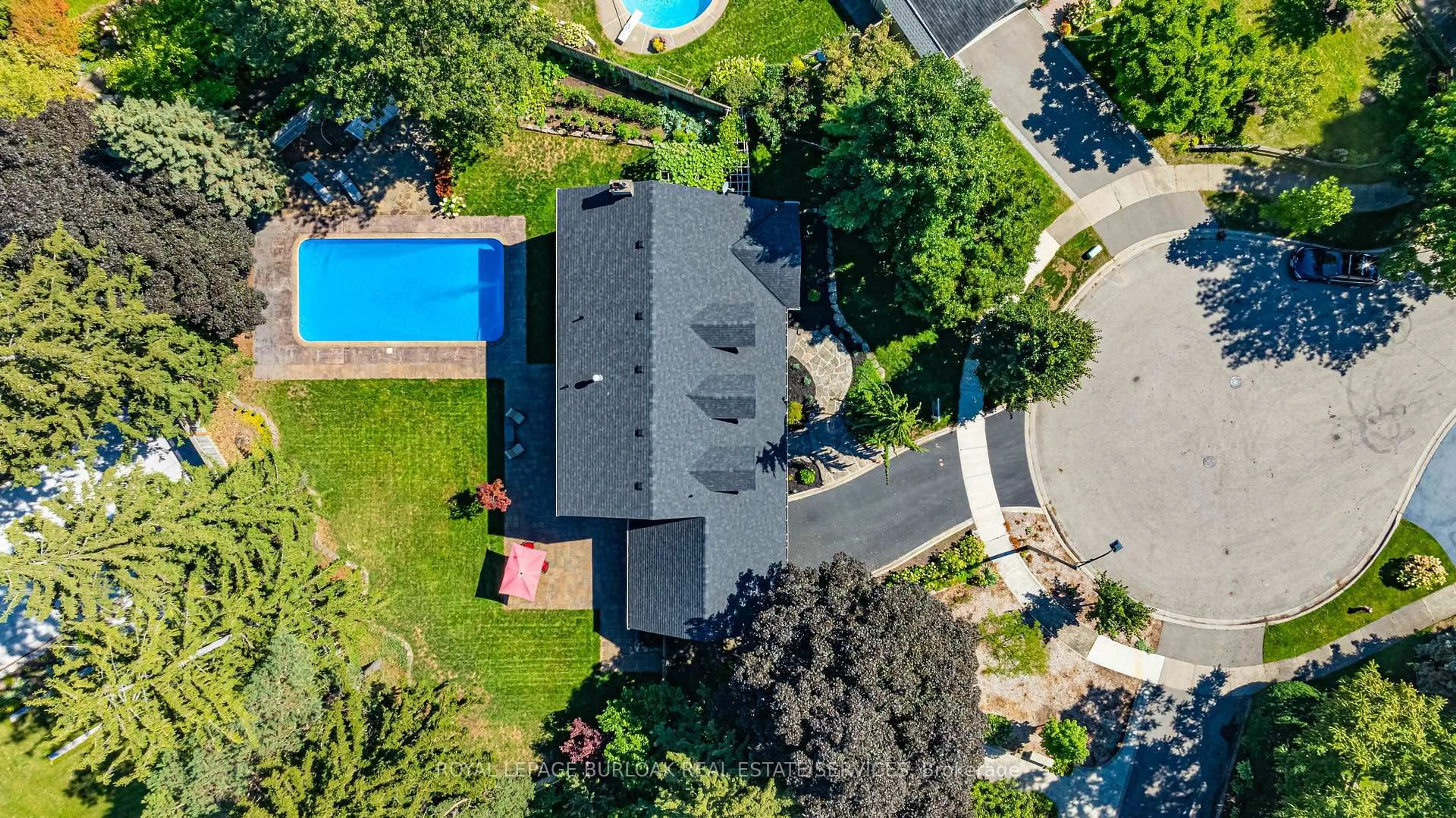 A pic from outside/outdoor area/front of a property/back of a property/a pic from drone, street for 1577 Old Spar Crt, Mississauga Ontario L5J 1B4