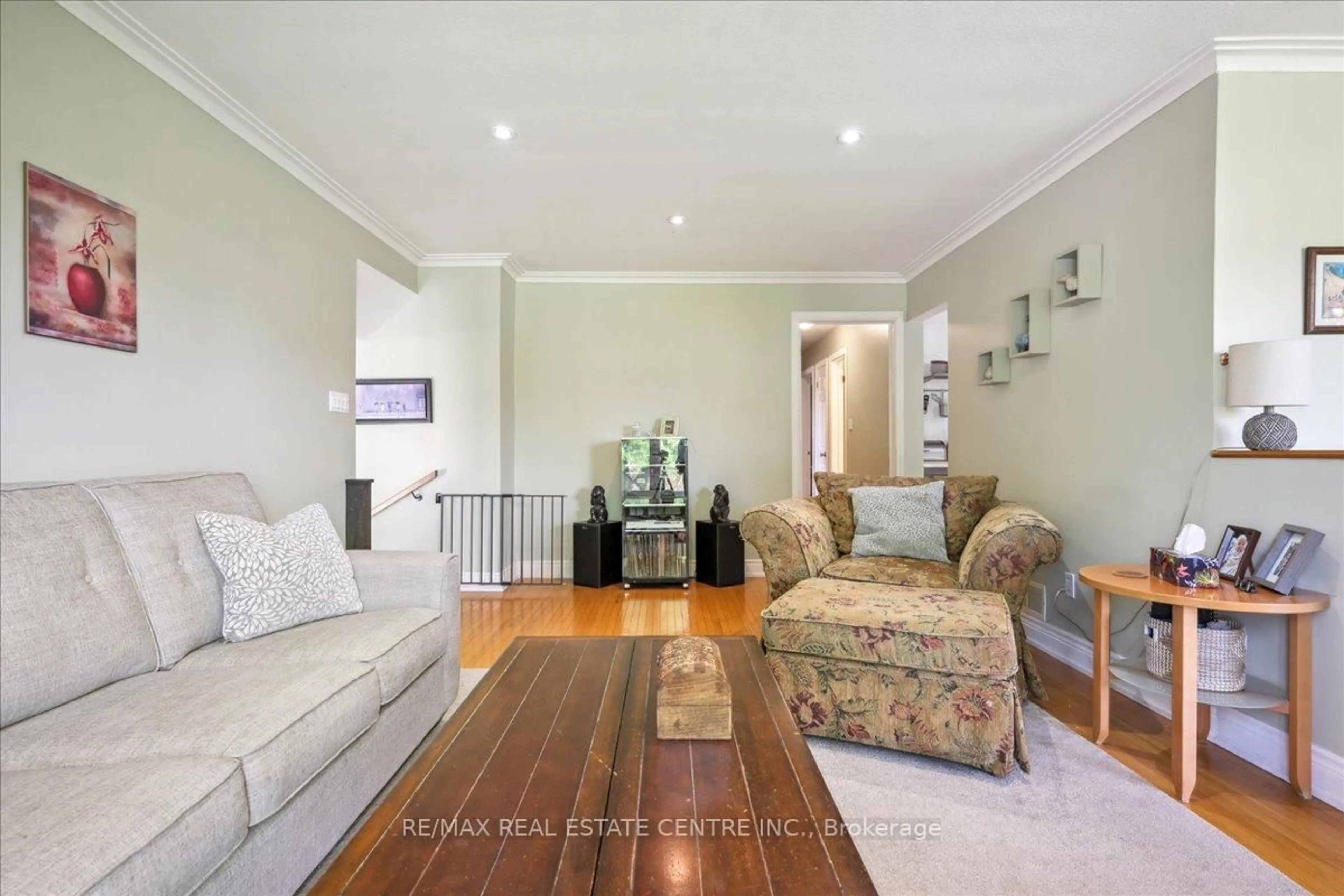 Living room with furniture, wood/laminate floor for 74 Mountainview Rd, Halton Hills Ontario L7G 4K5