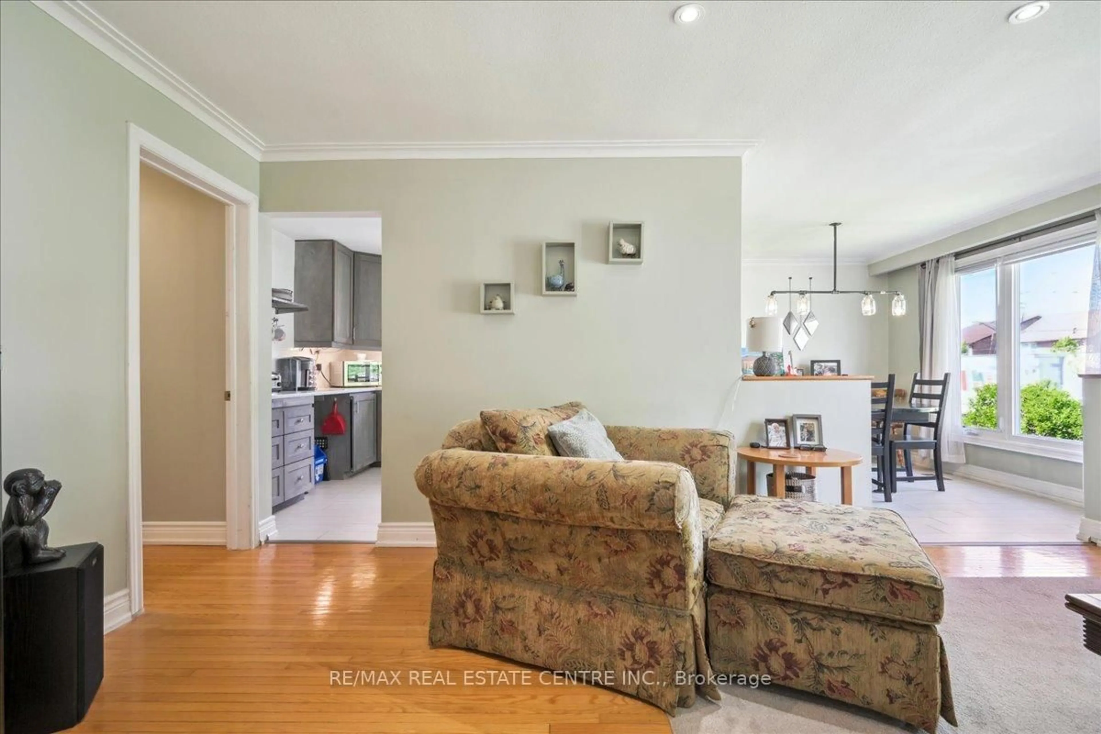 Living room with furniture, unknown for 74 Mountainview Rd, Halton Hills Ontario L7G 4K5