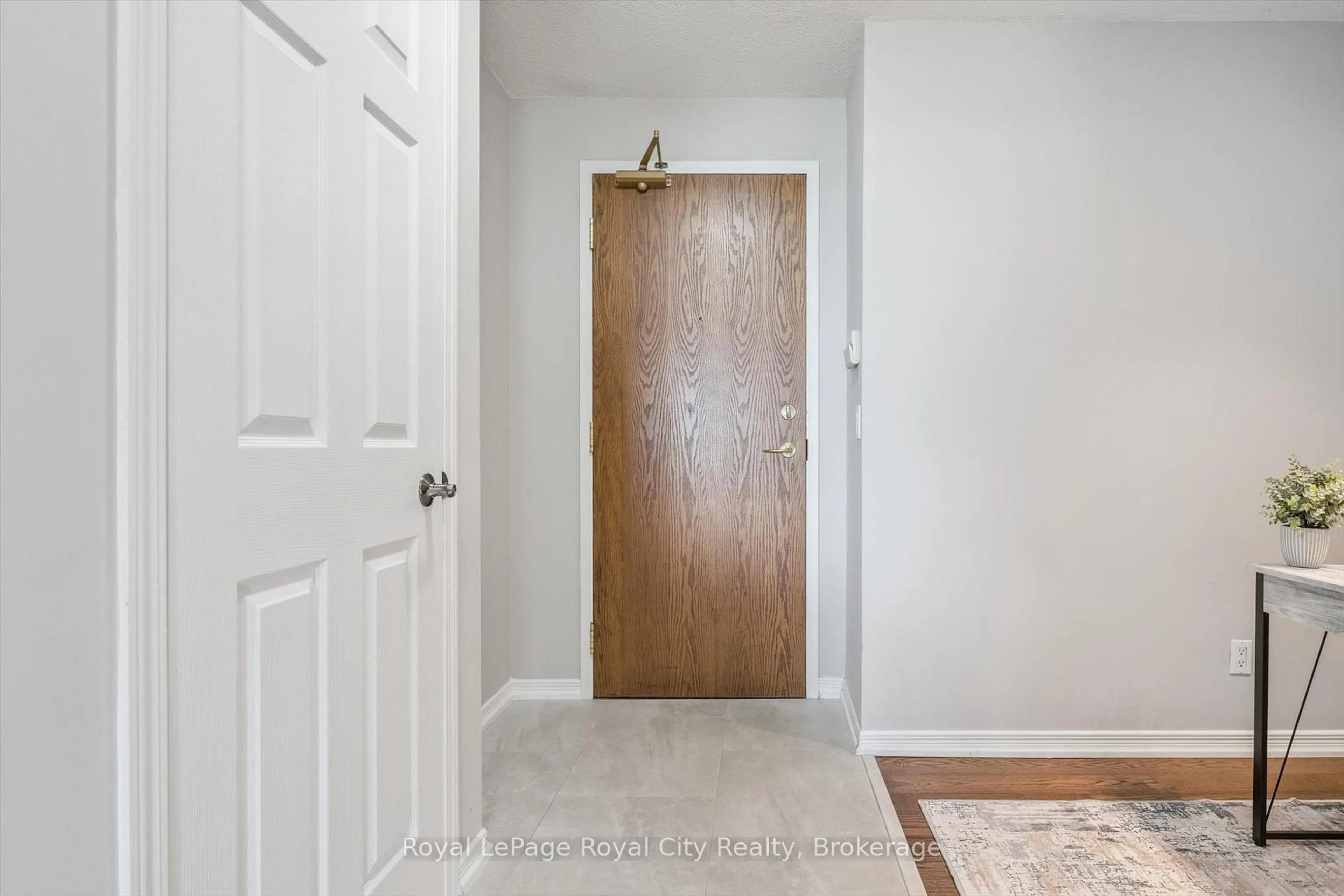 Indoor entryway for 4889 Kimbermount Ave #1710, Mississauga Ontario L5M 7R9