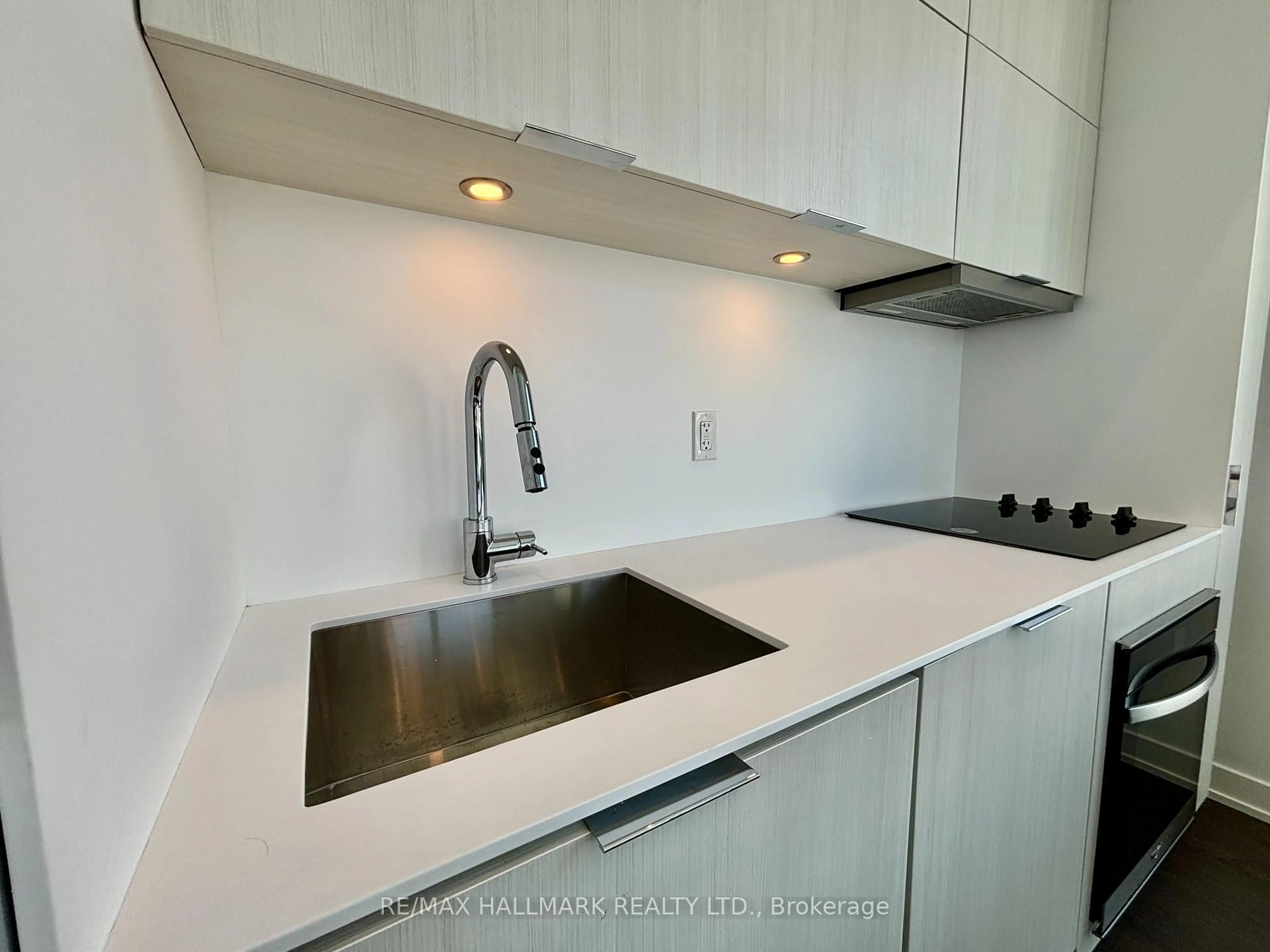 Standard kitchen, unknown for 370 Martha St #402, Burlington Ontario L7R 0G9