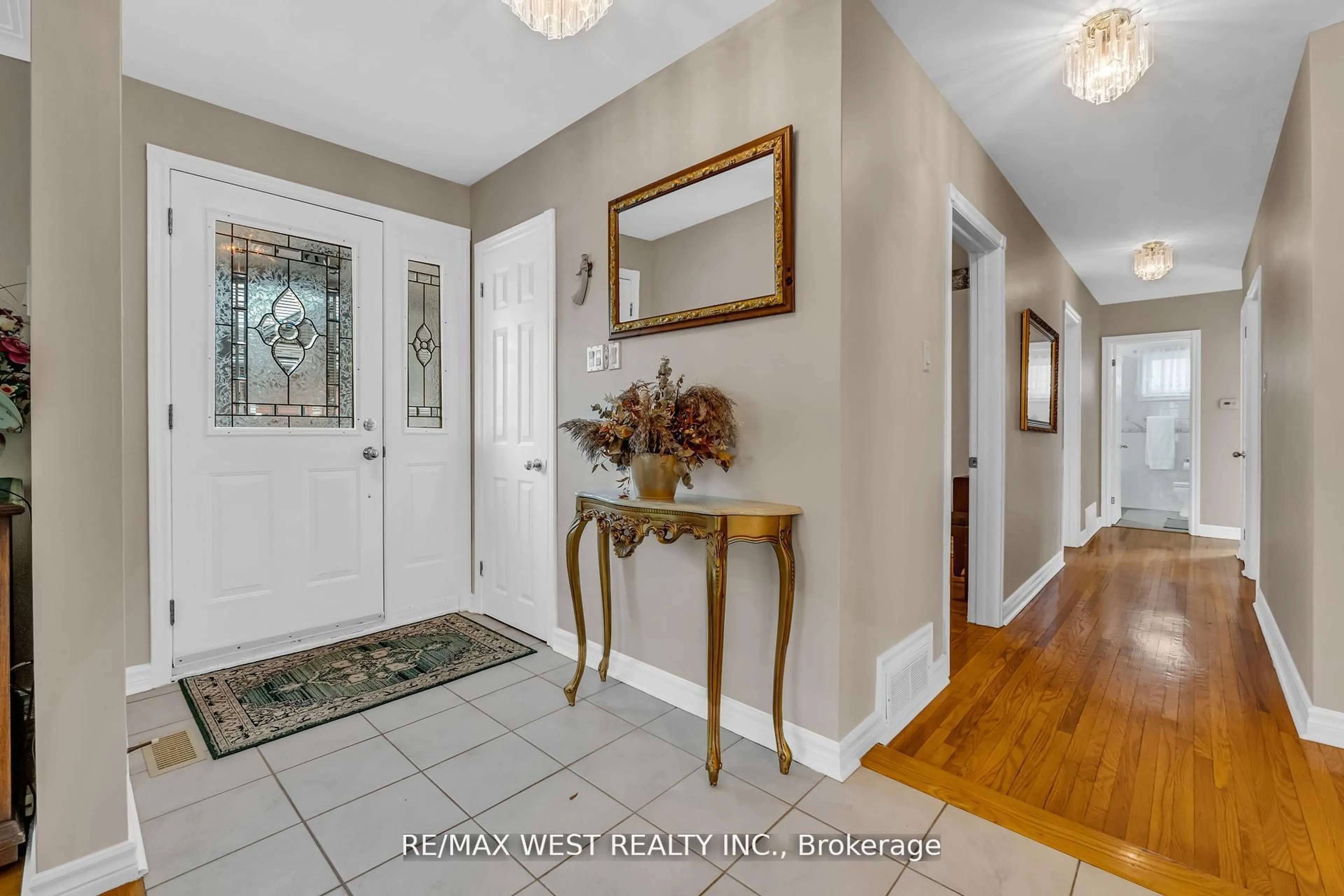 Indoor entryway for 15 Breadner Dr, Toronto Ontario M9R 3M3
