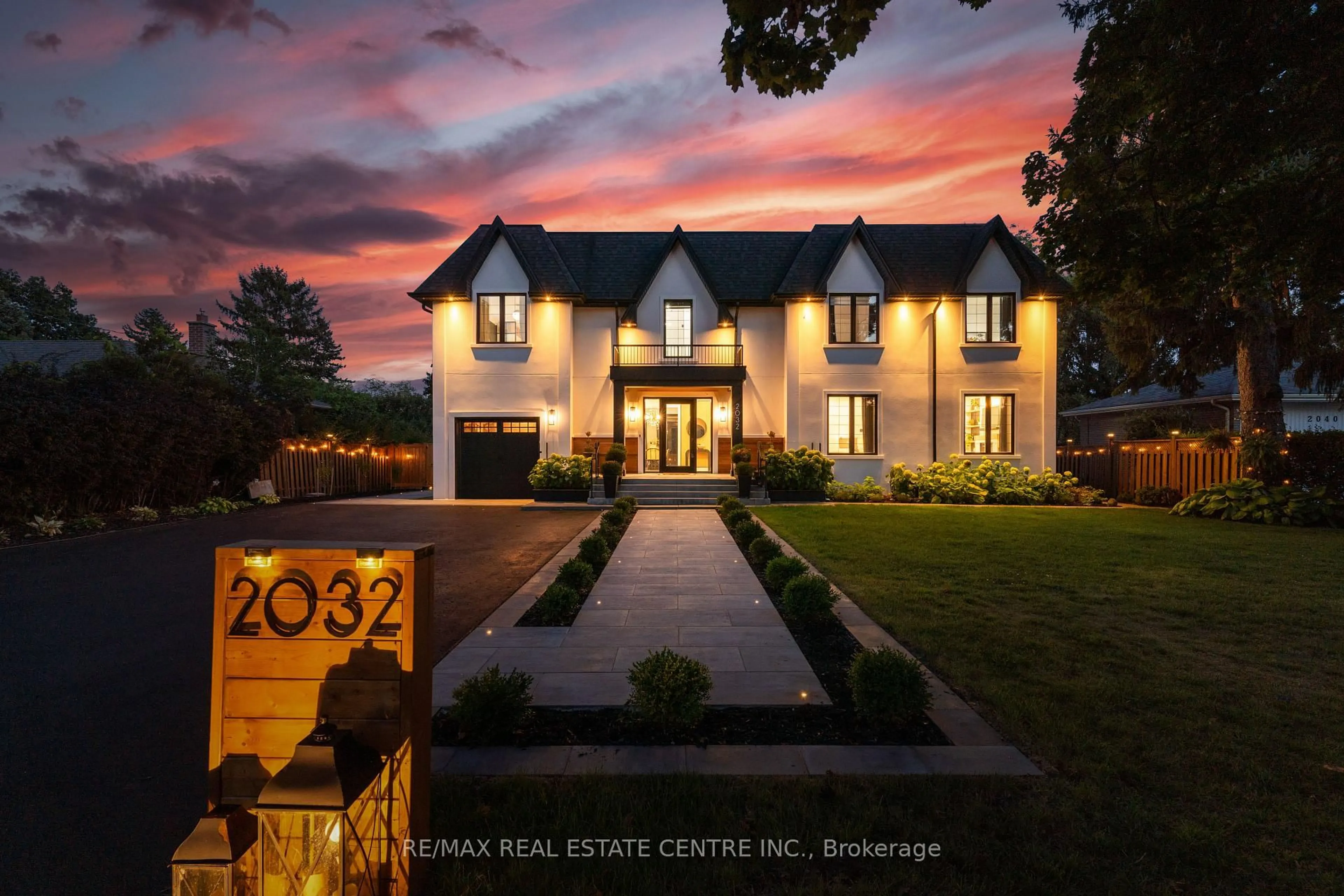 Unknown for 2032 Rebecca St, Oakville Ontario L6L 2A2