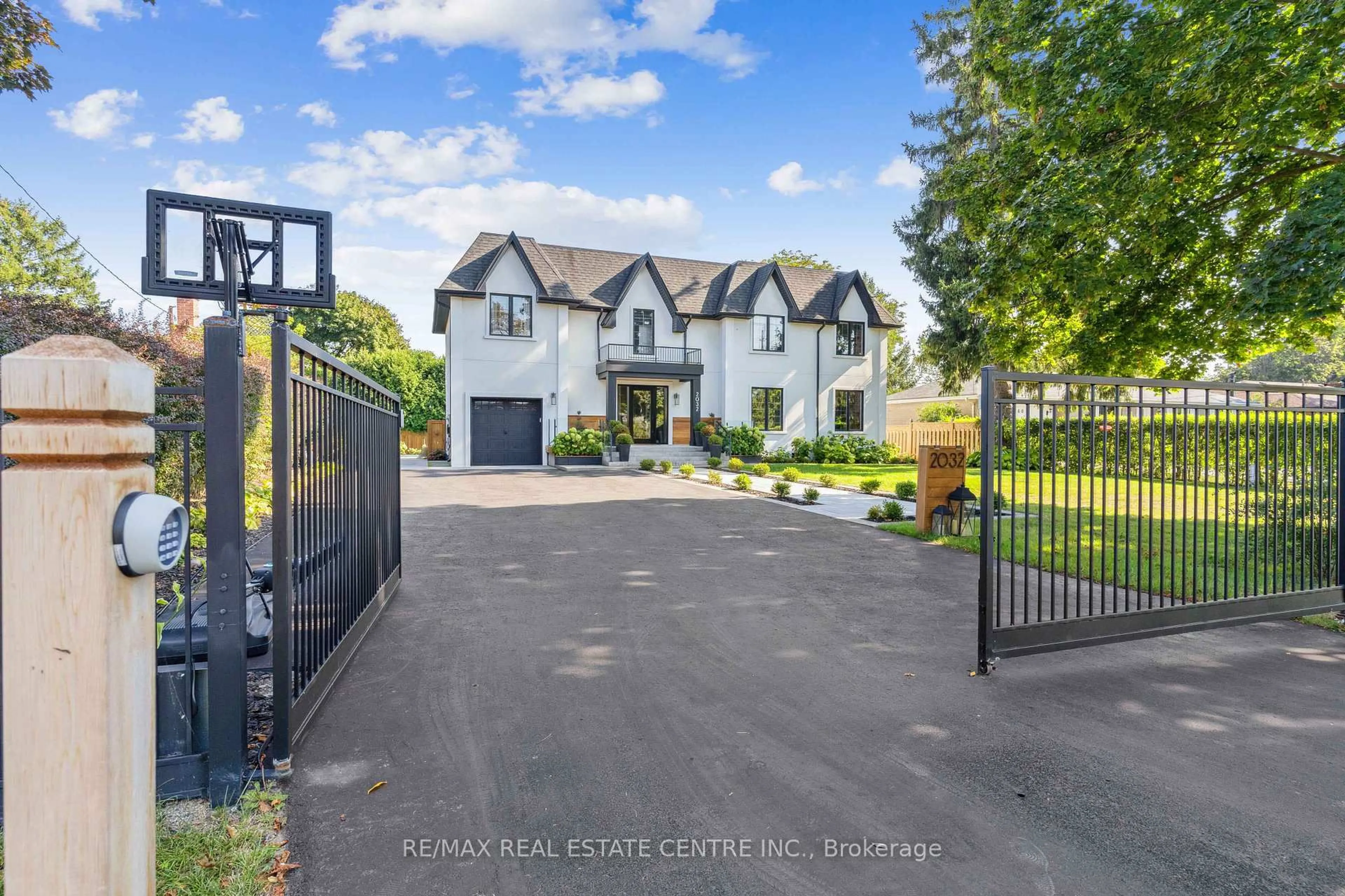 A pic from outside/outdoor area/front of a property/back of a property/a pic from drone, street for 2032 Rebecca St, Oakville Ontario L6L 2A2