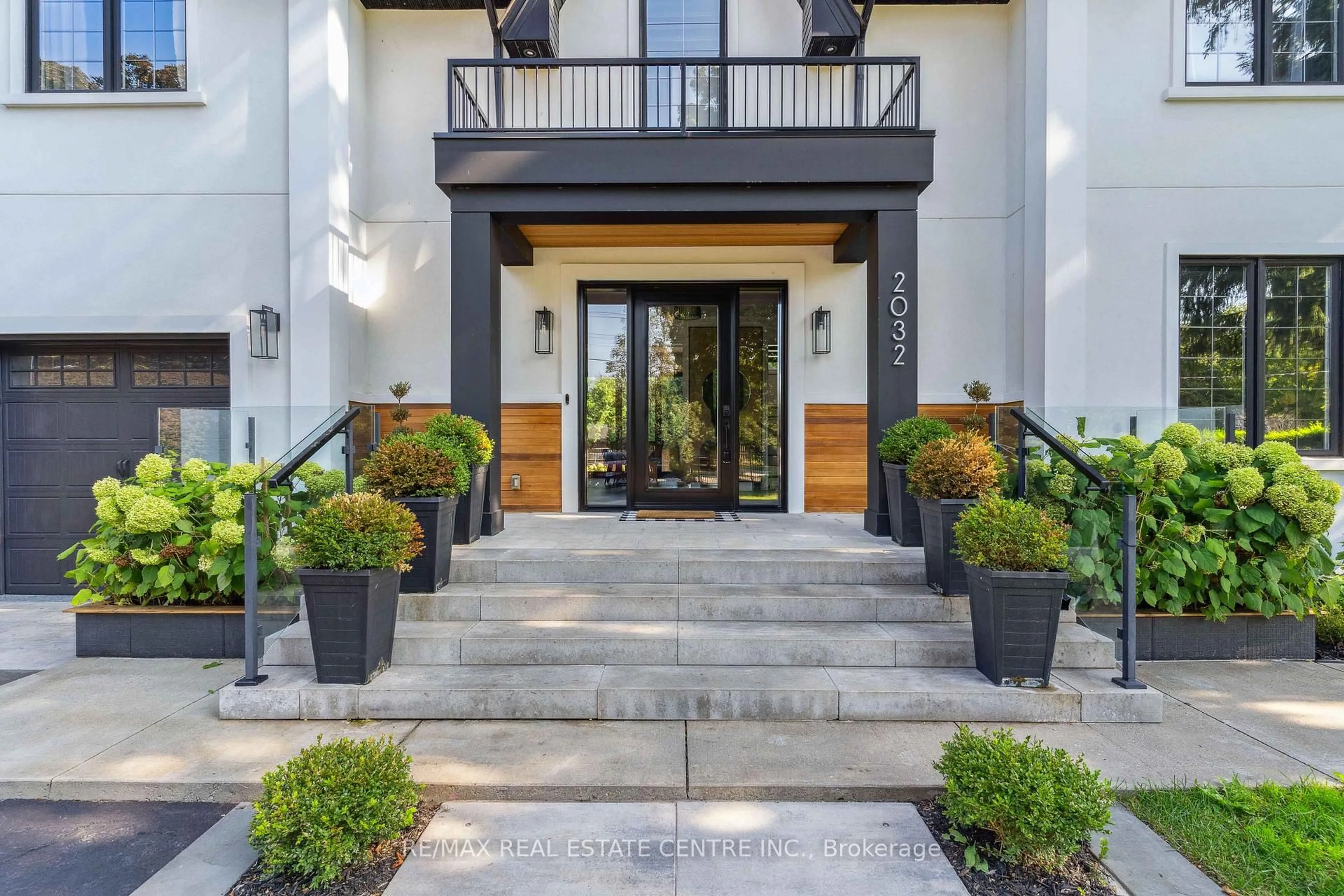 Indoor entryway for 2032 Rebecca St, Oakville Ontario L6L 2A2