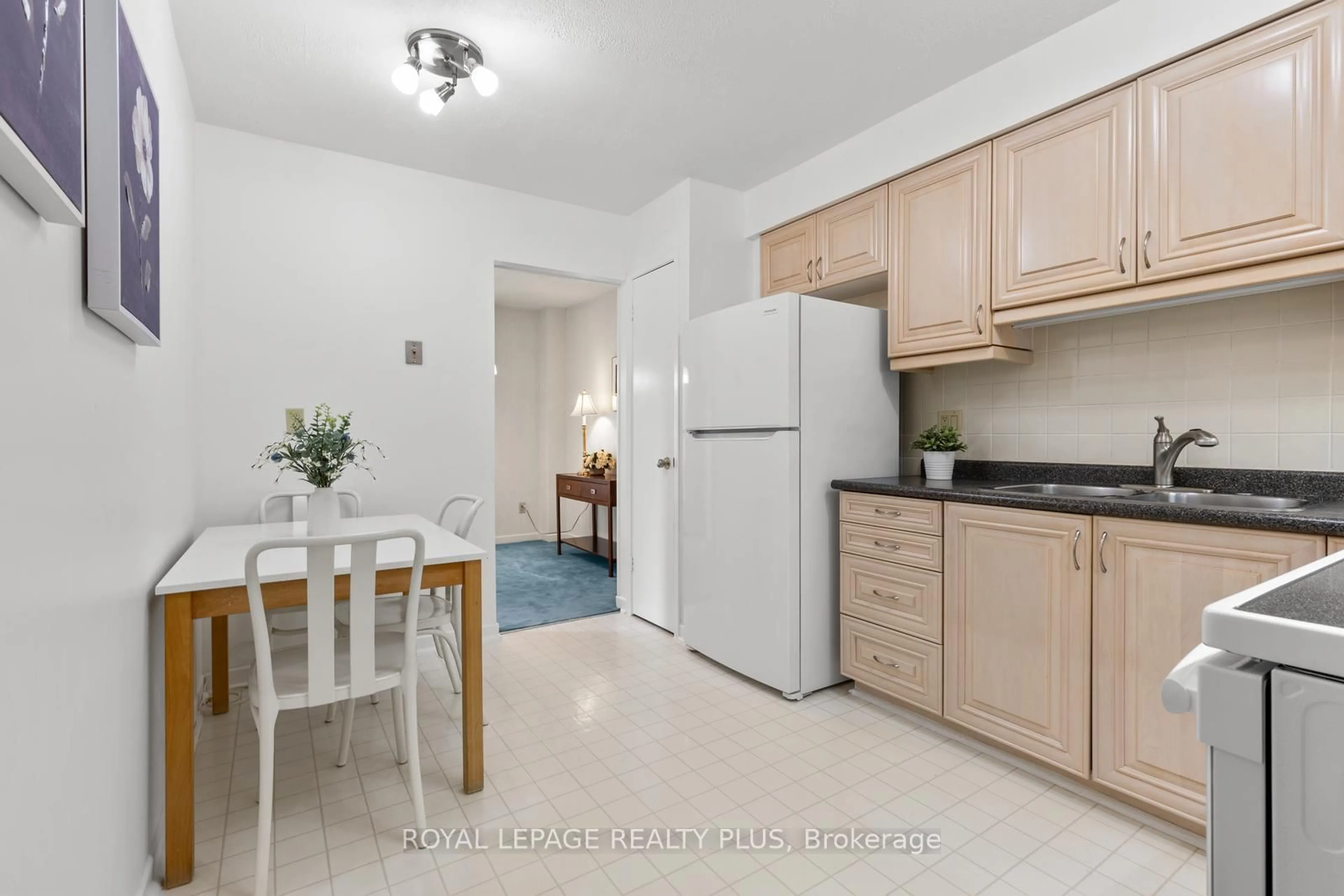 Standard kitchen, unknown for 1180 Mississauga Valley Blvd #85, Mississauga Ontario L5A 3M9