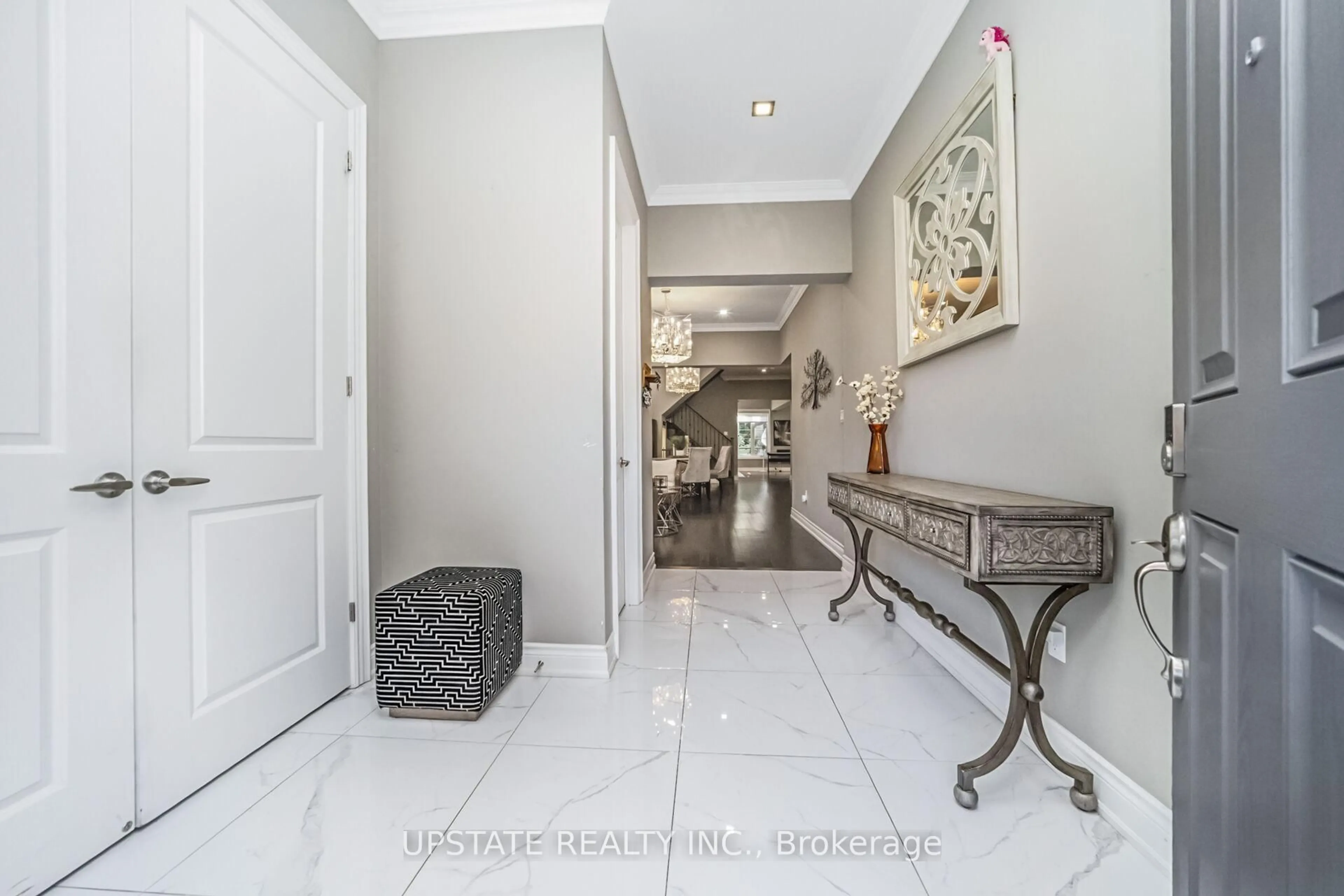 Indoor foyer for 10 VINEYARD Dr, Brampton Ontario L6Y 2A5