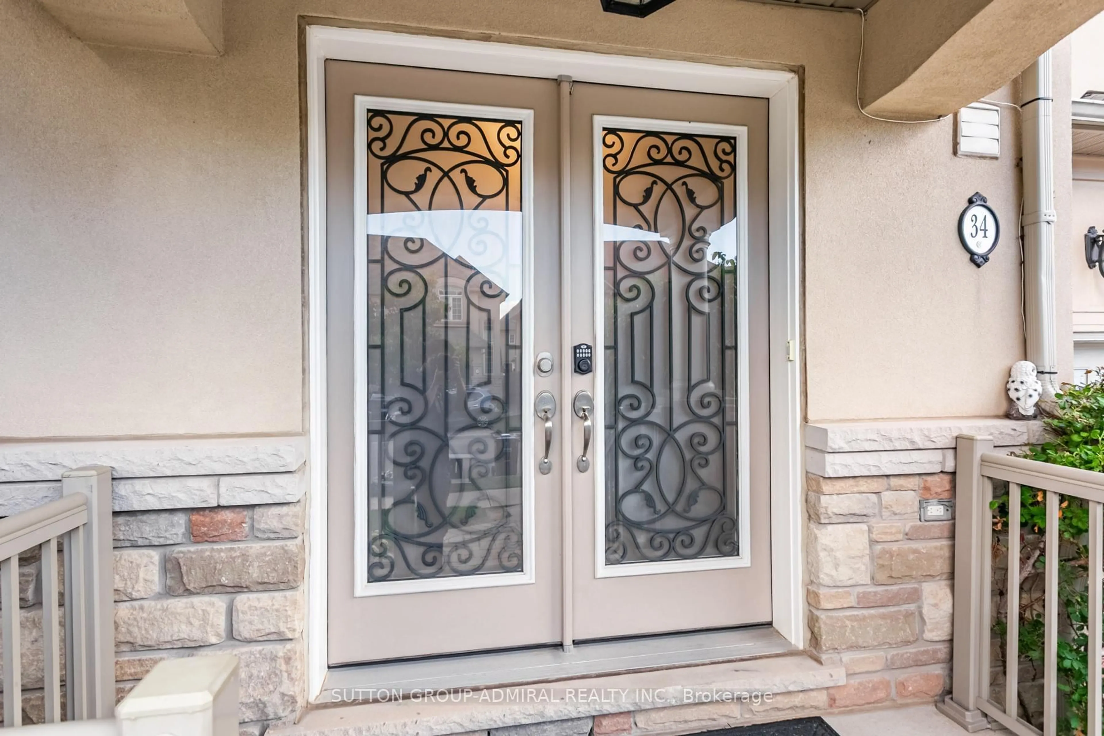 Indoor entryway for 34 Beachville Circ, Brampton Ontario L6X 0B3