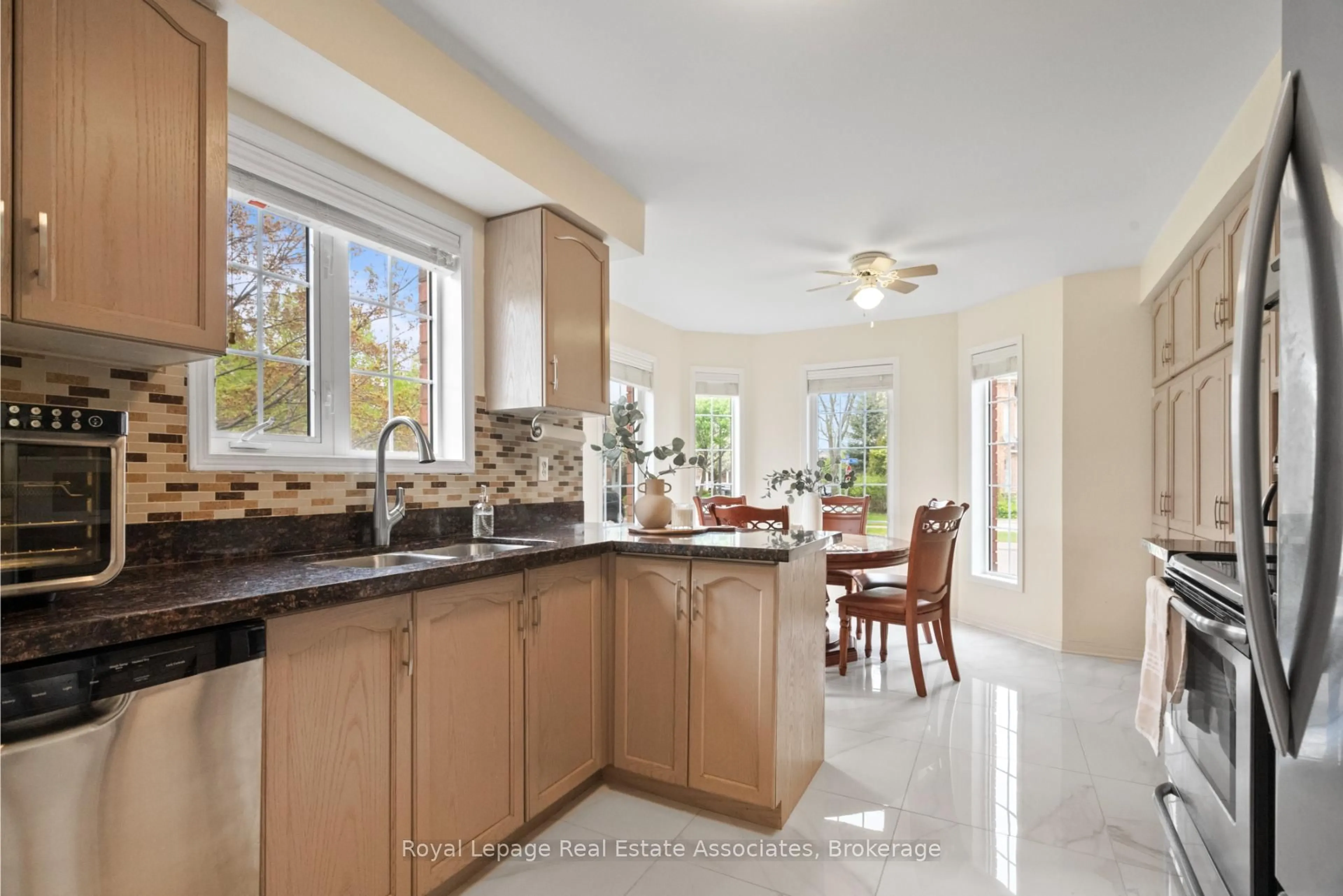 Open concept kitchen, ceramic/tile floor for 5554 Linwell Pl, Mississauga Ontario L5M 6L7