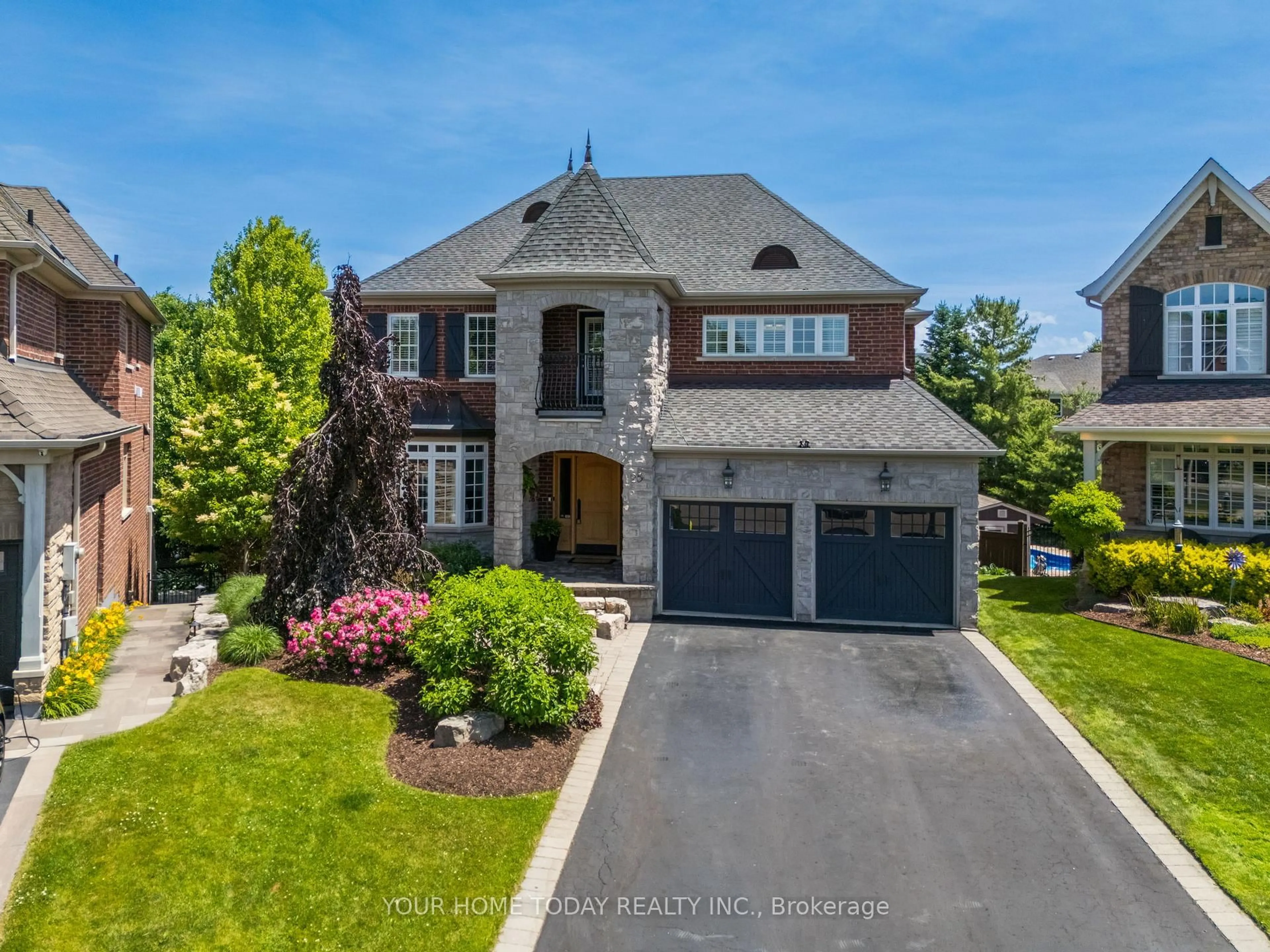 A pic from outside/outdoor area/front of a property/back of a property/a pic from drone, street for 25 View Point Circ, Halton Hills Ontario L7G 6P2