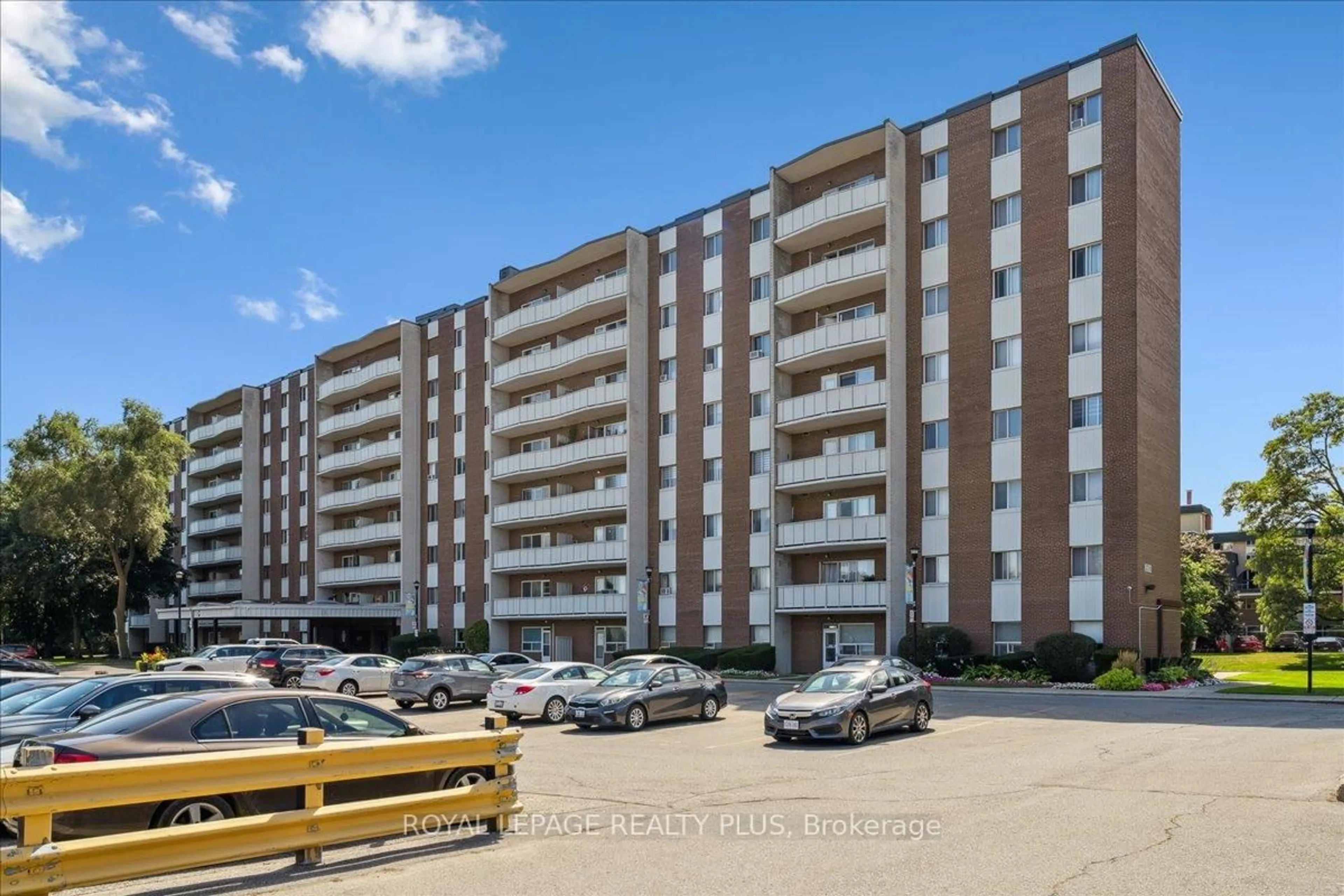 Patio, street for 1660 Bloor St #102, Mississauga Ontario L4X 1R9