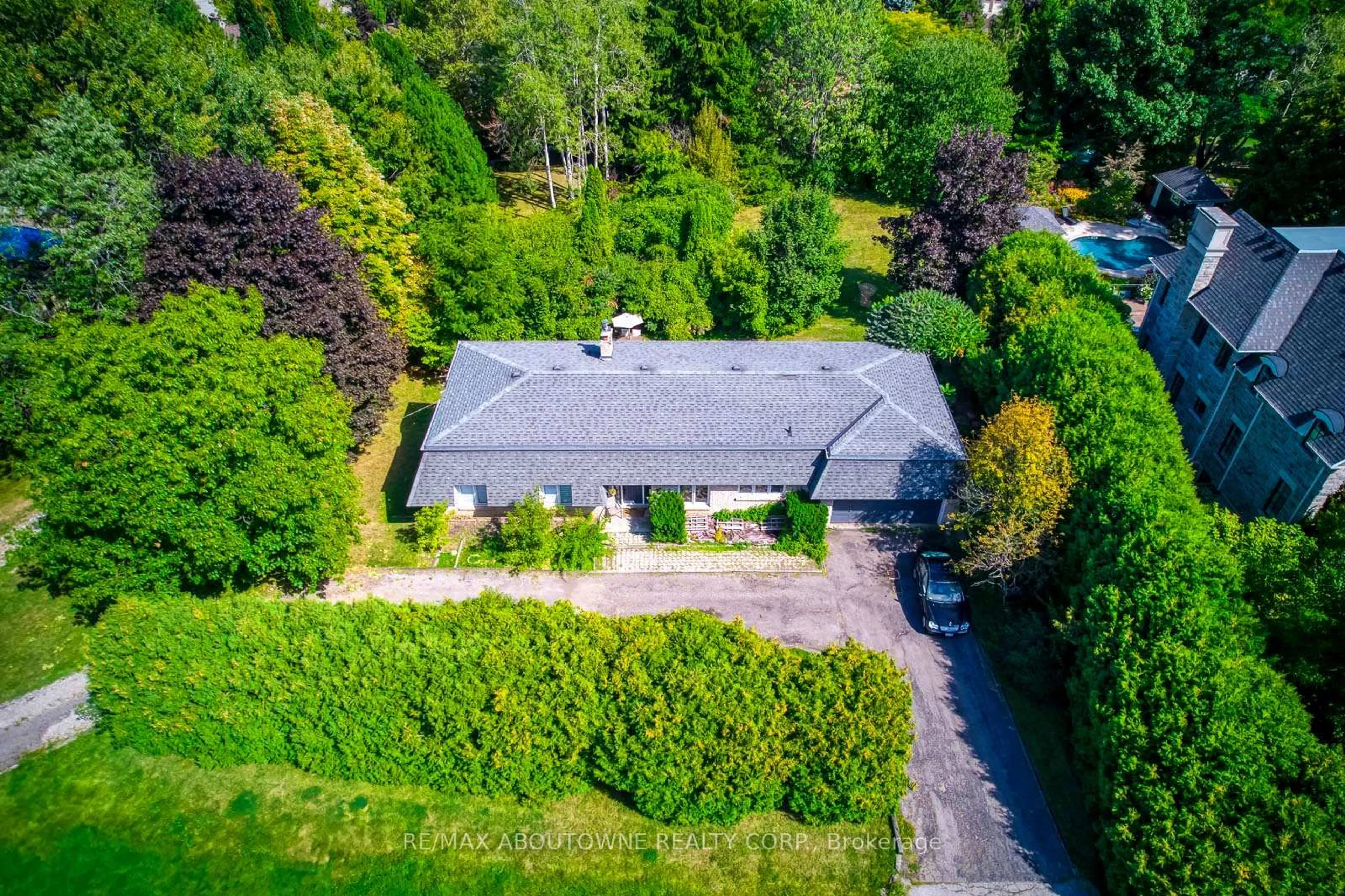 A pic from outside/outdoor area/front of a property/back of a property/a pic from drone, street for 1310 Beaufort Dr, Burlington Ontario L7P 4V9
