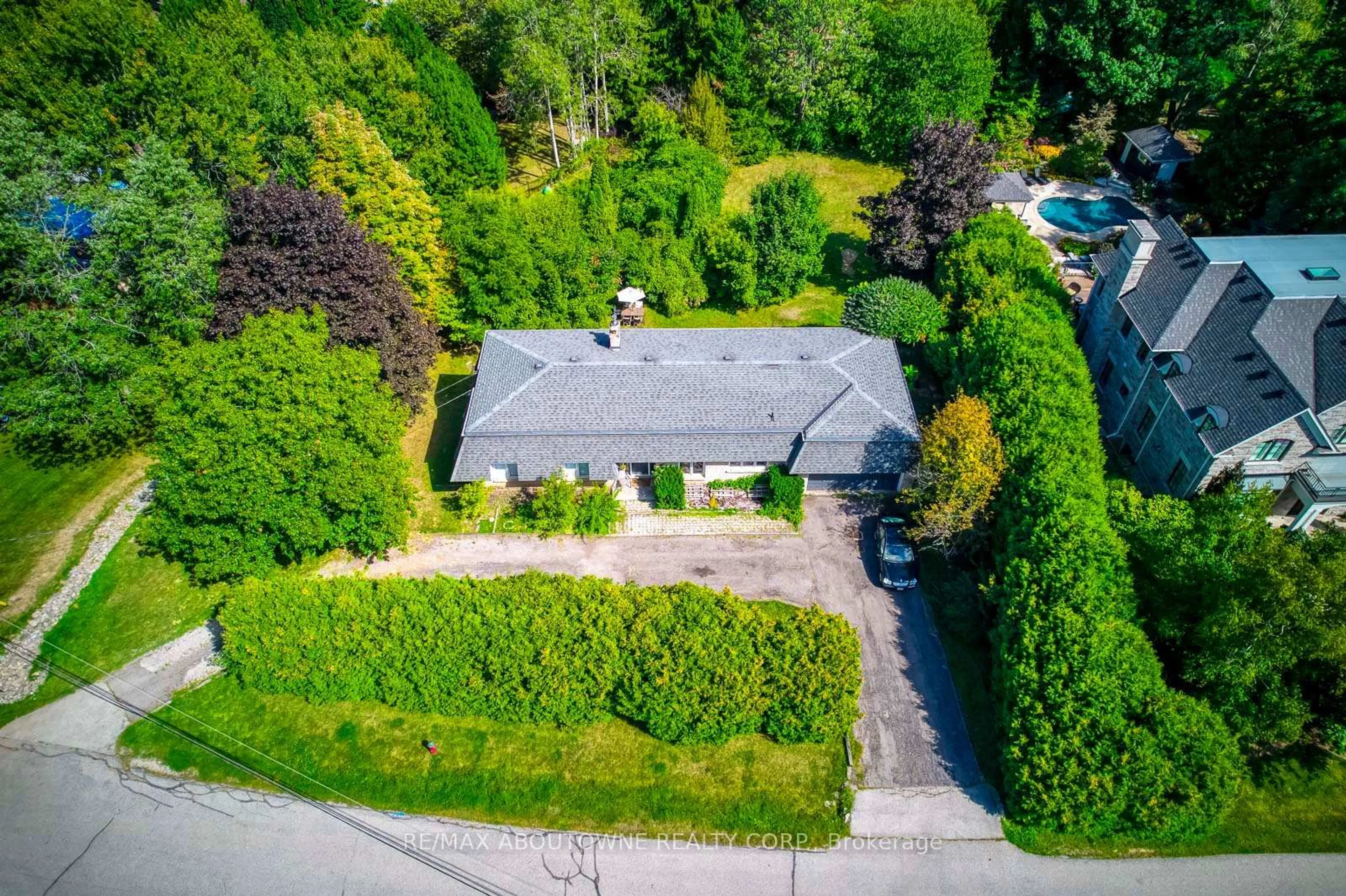 A pic from outside/outdoor area/front of a property/back of a property/a pic from drone, street for 1310 Beaufort Dr, Burlington Ontario L7P 4V9
