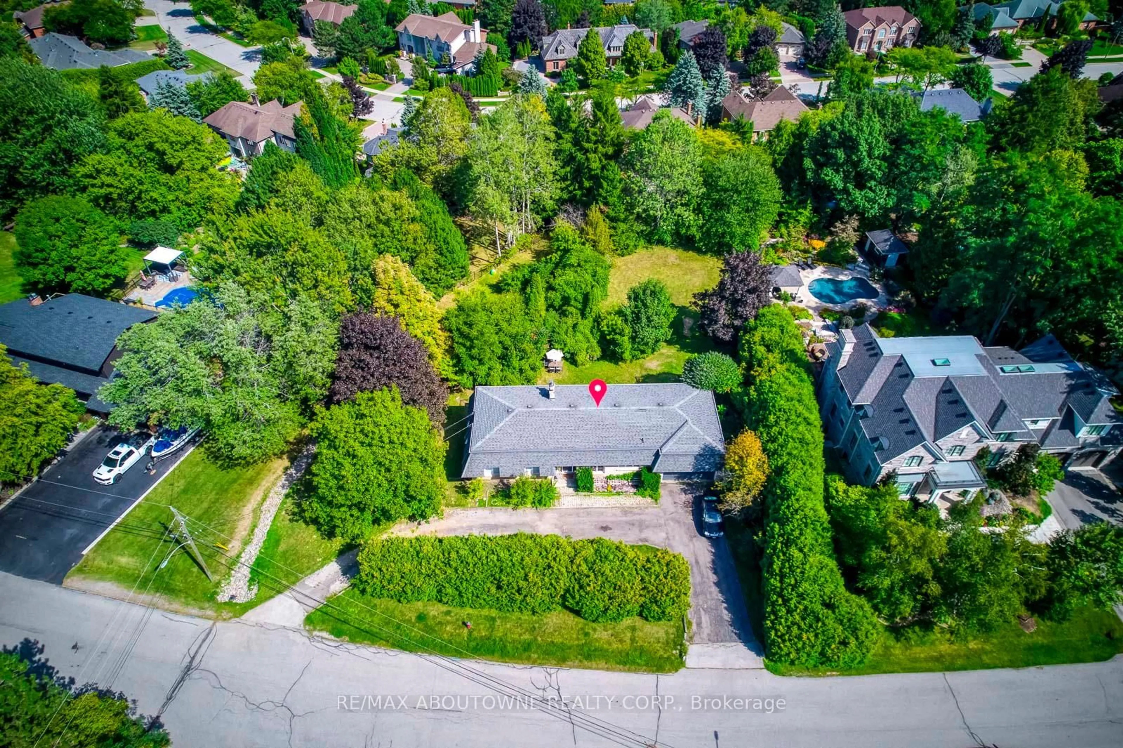 A pic from outside/outdoor area/front of a property/back of a property/a pic from drone, street for 1310 Beaufort Dr, Burlington Ontario L7P 4V9