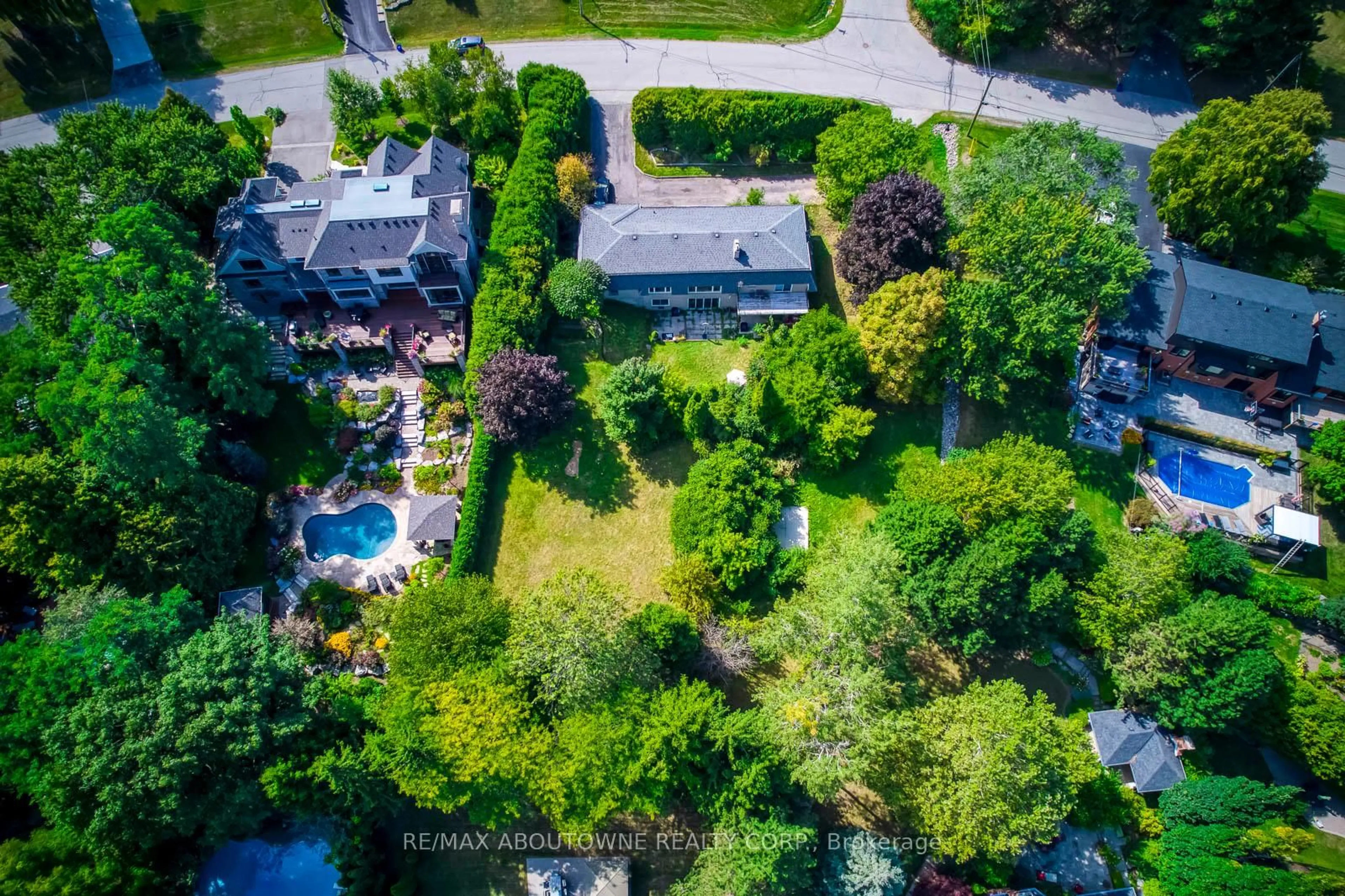 A pic from outside/outdoor area/front of a property/back of a property/a pic from drone, street for 1310 Beaufort Dr, Burlington Ontario L7P 4V9