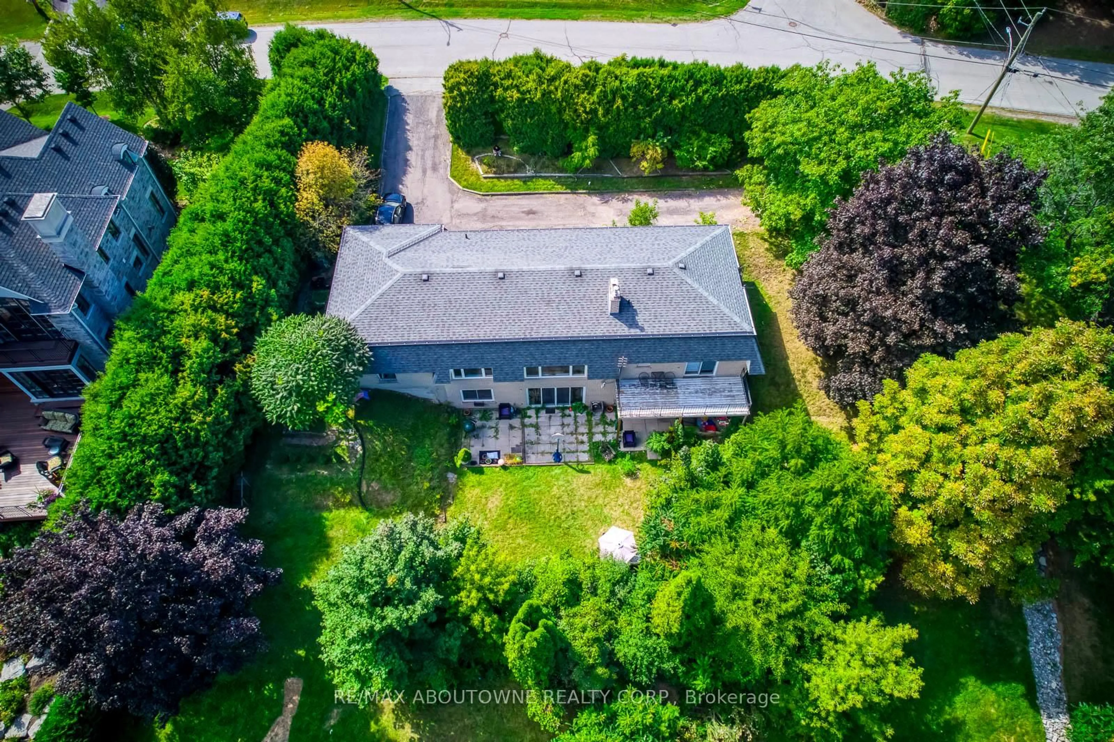 A pic from outside/outdoor area/front of a property/back of a property/a pic from drone, street for 1310 Beaufort Dr, Burlington Ontario L7P 4V9