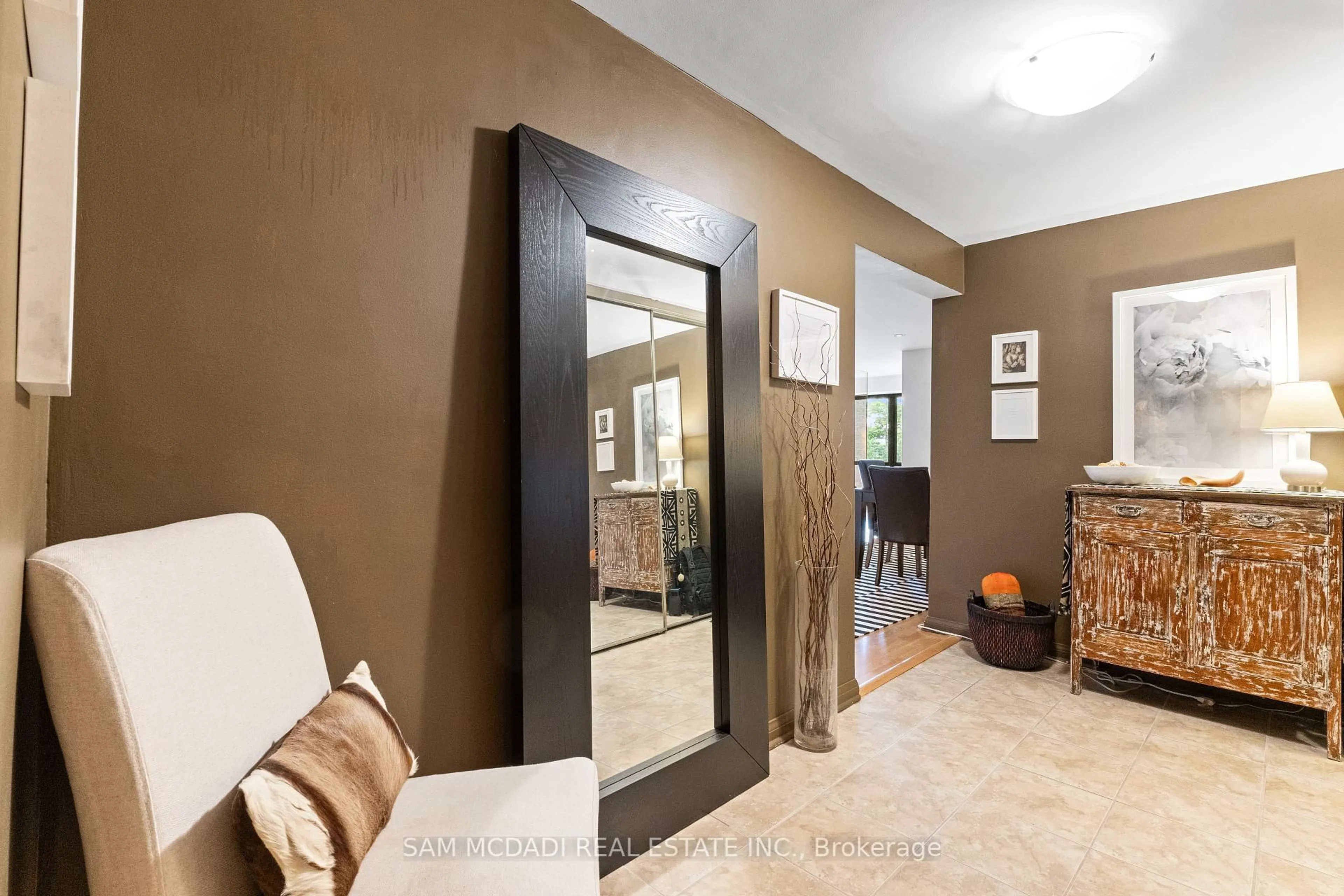 Indoor entryway for 1400 Dixie Rd #401, Mississauga Ontario L5E 3E1