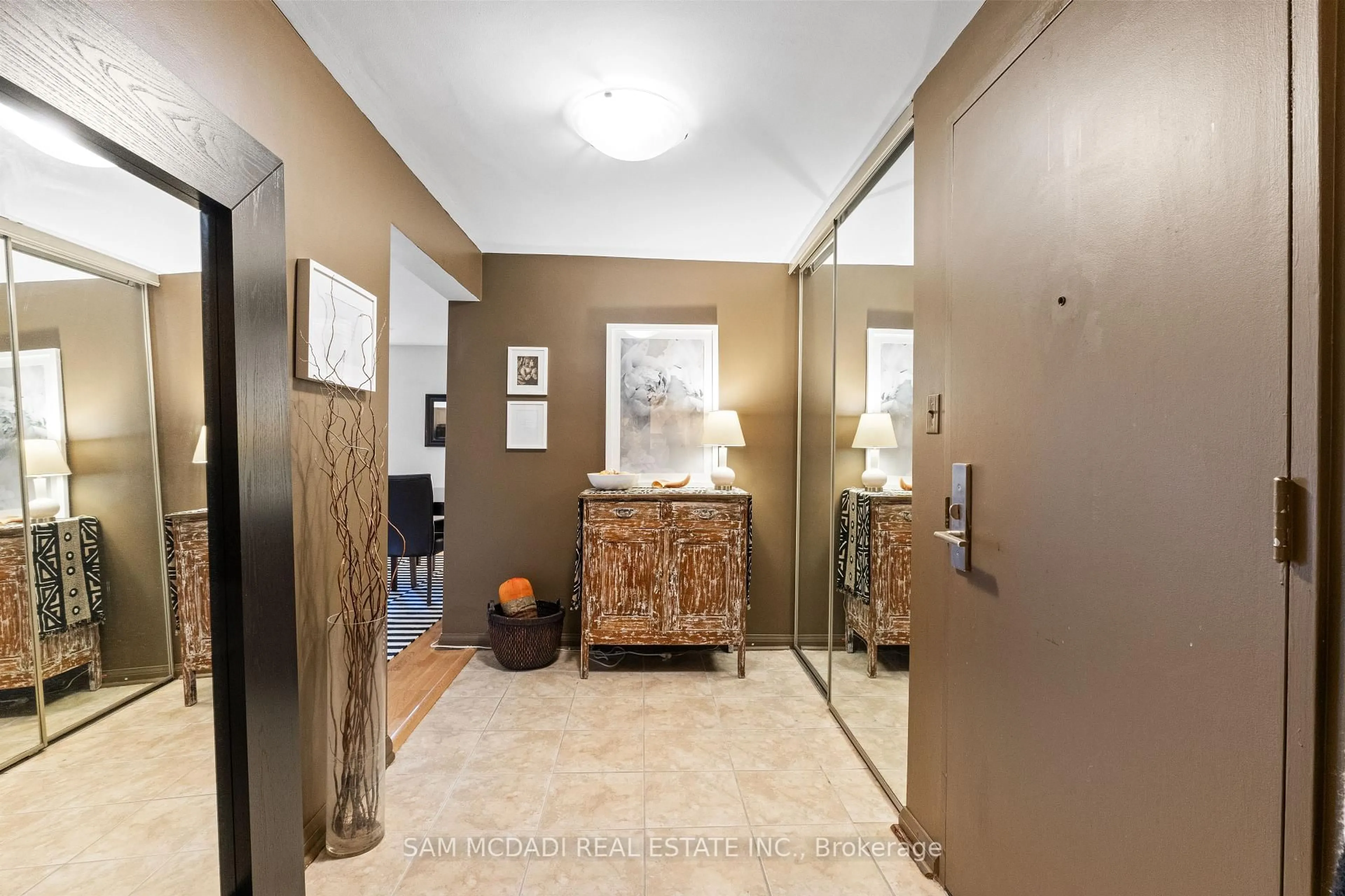 Indoor entryway for 1400 Dixie Rd #401, Mississauga Ontario L5E 3E1