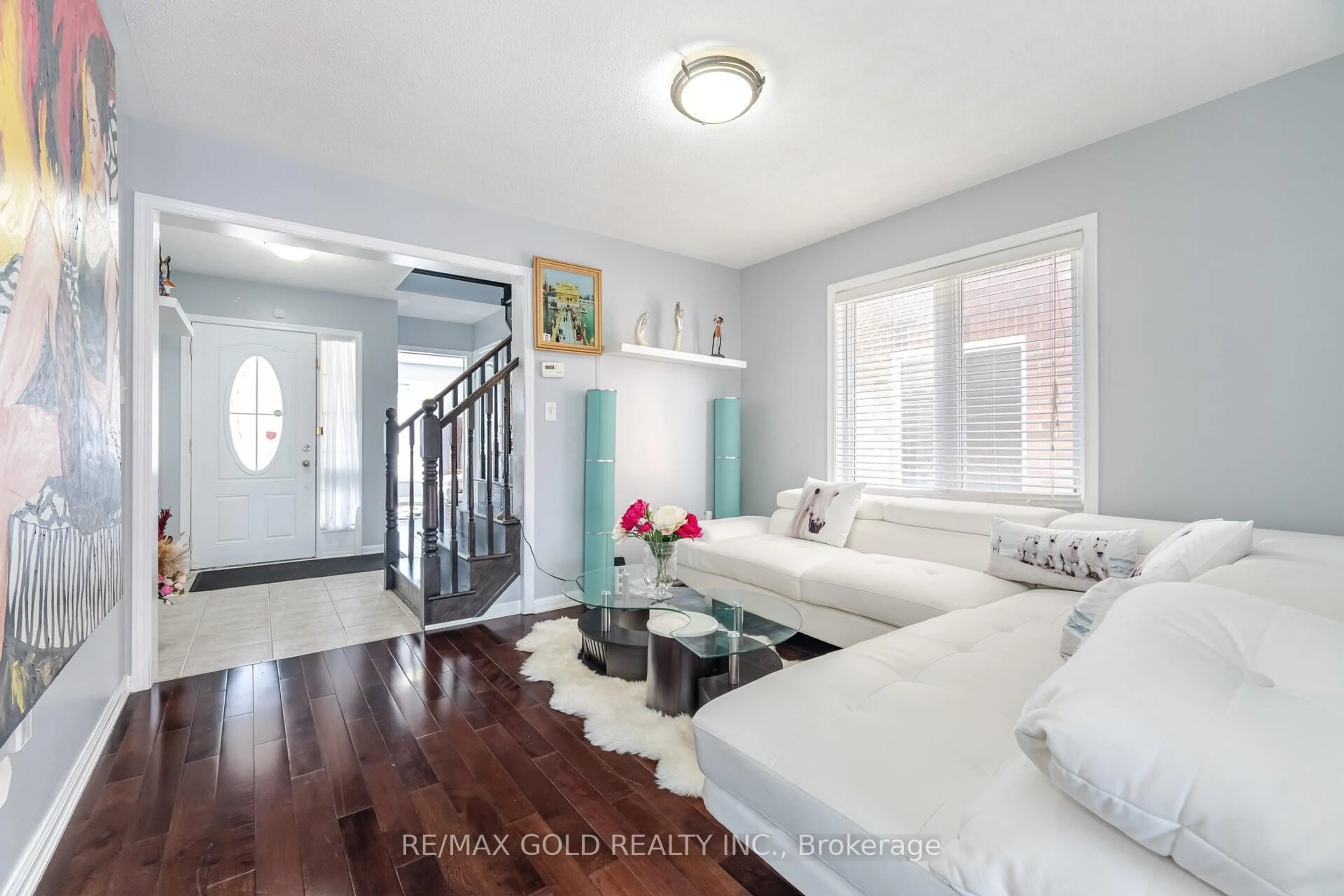 Indoor entryway for 8 Caliper Dr, Brampton Ontario L6P 3P8