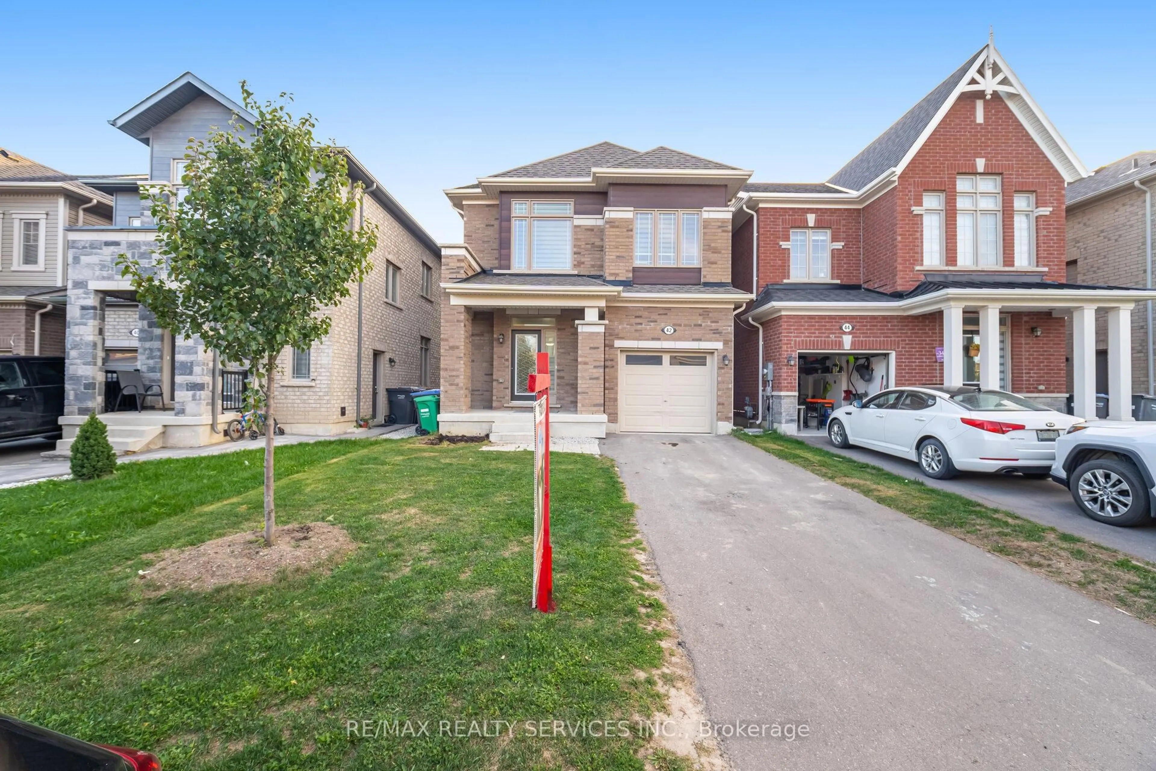 A pic from outside/outdoor area/front of a property/back of a property/a pic from drone, street for 42 Thornvalley Terr, Caledon Ontario L7C 4H9