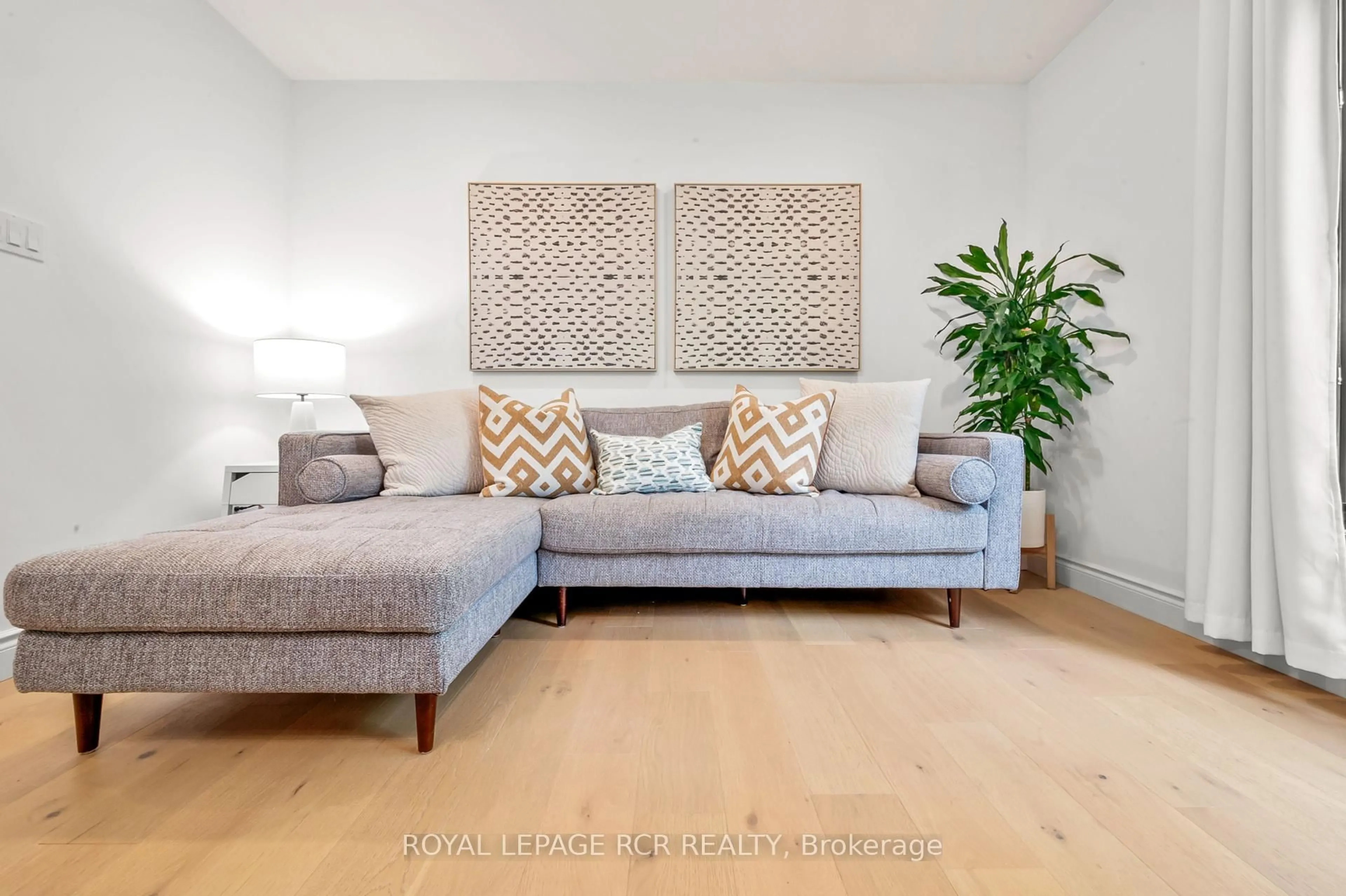 Living room with furniture, unknown for 22 Arlow Rd, Caledon Ontario L7K 0A5
