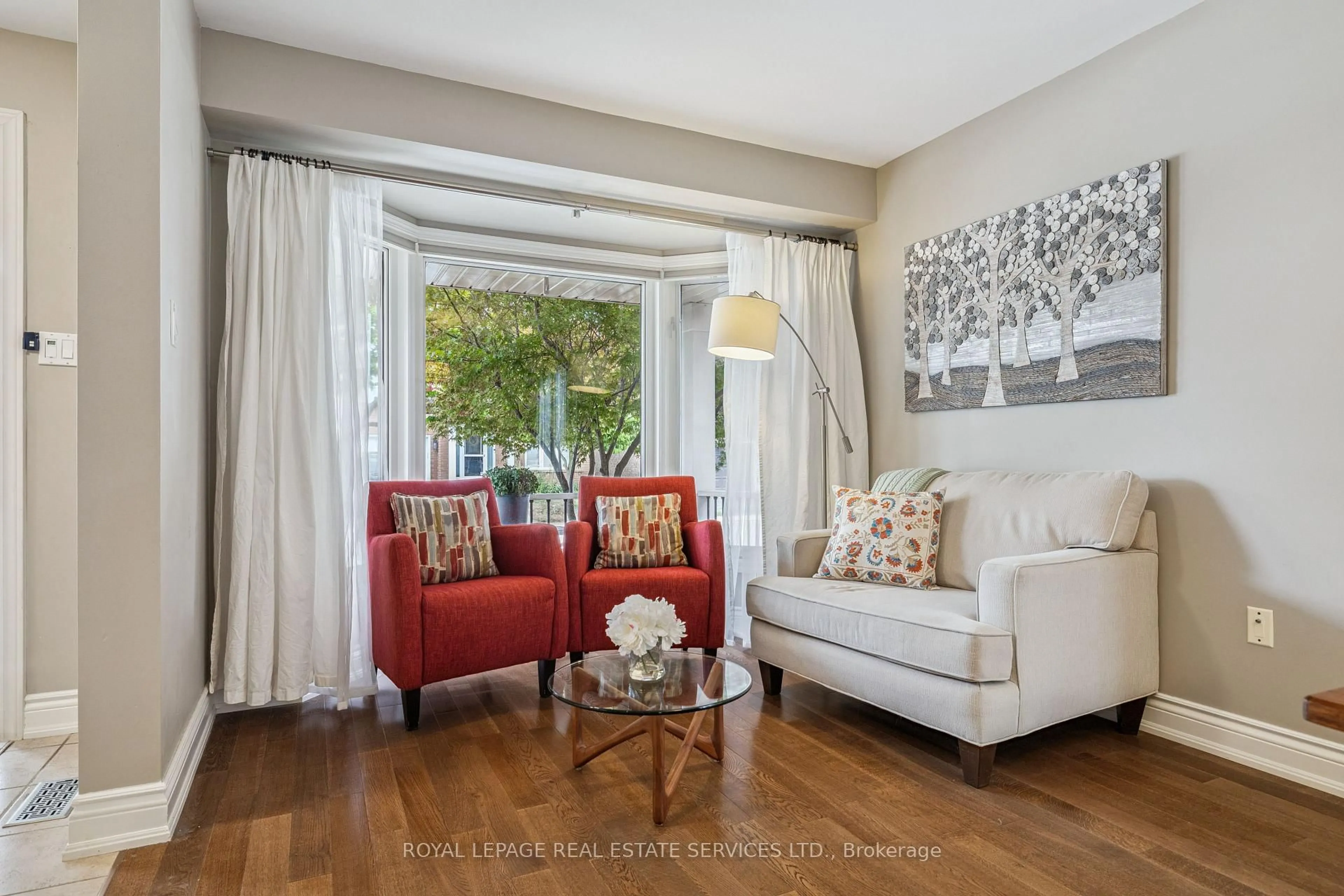 Living room with furniture, wood/laminate floor for 5186 Ravine Cres, Burlington Ontario L7L 6N2