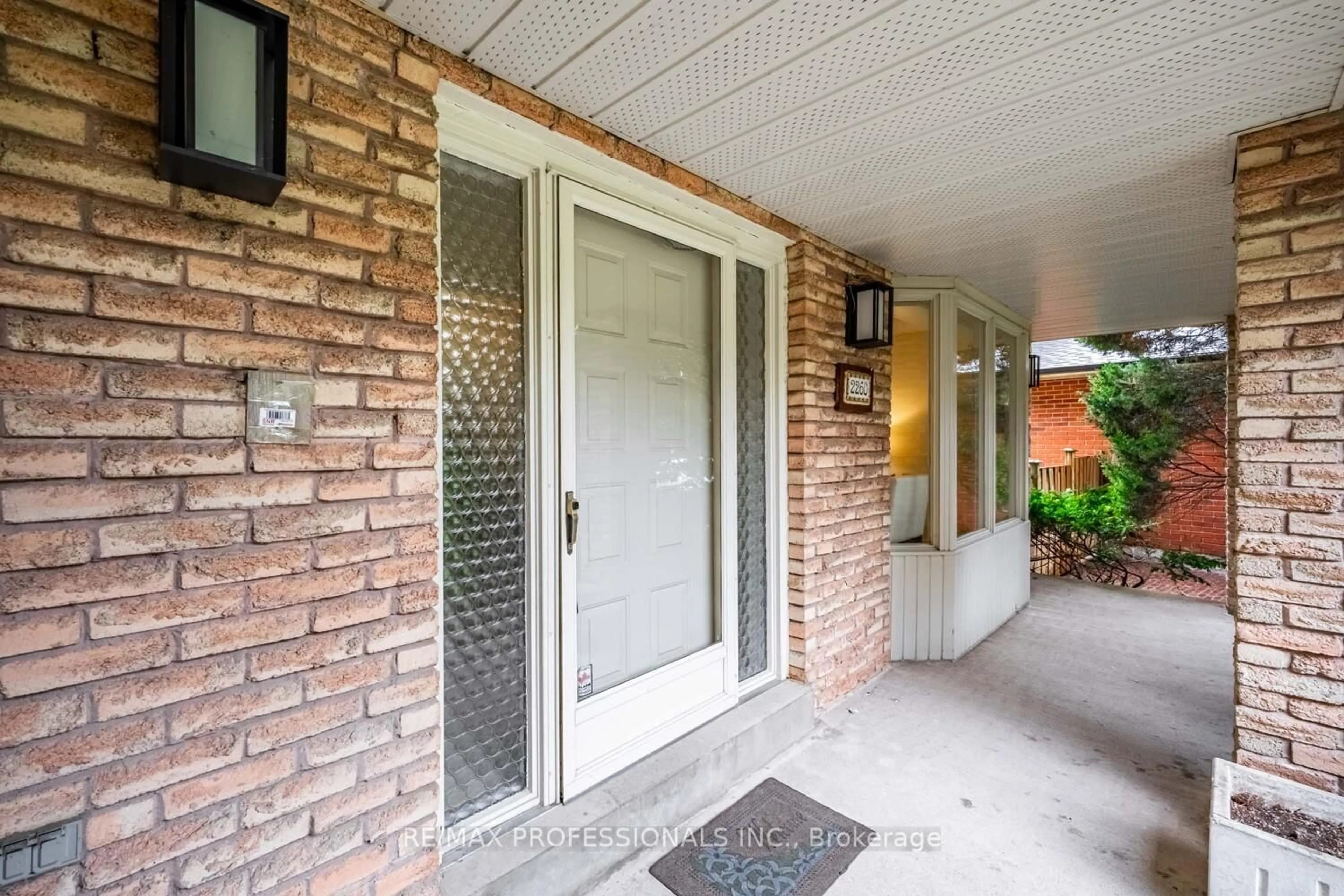 Indoor entryway for 2260 Cedarberry Crt, Oakville Ontario L6J 6E5