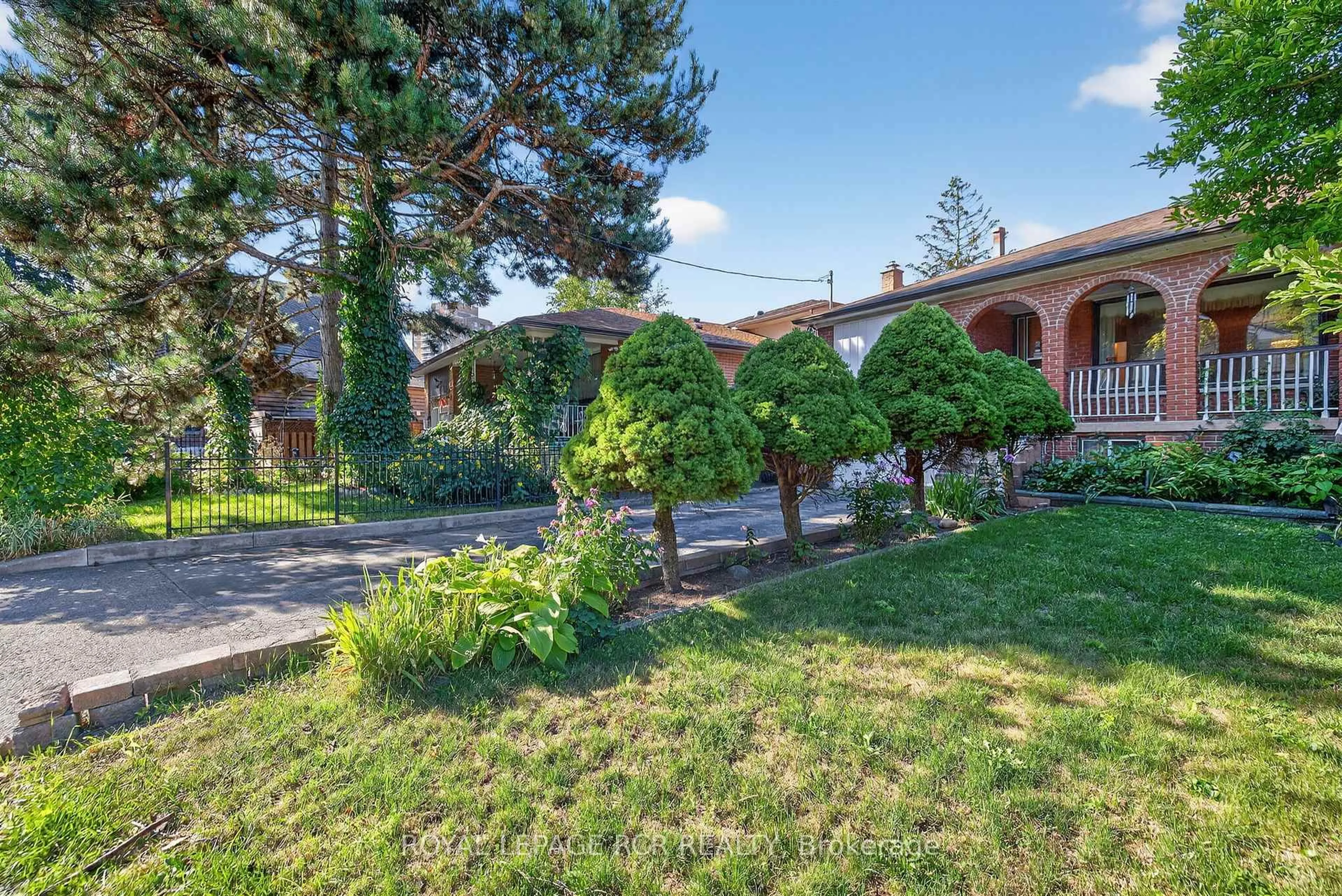 Patio, street for 8 Cross St, Toronto Ontario M9N 2B9