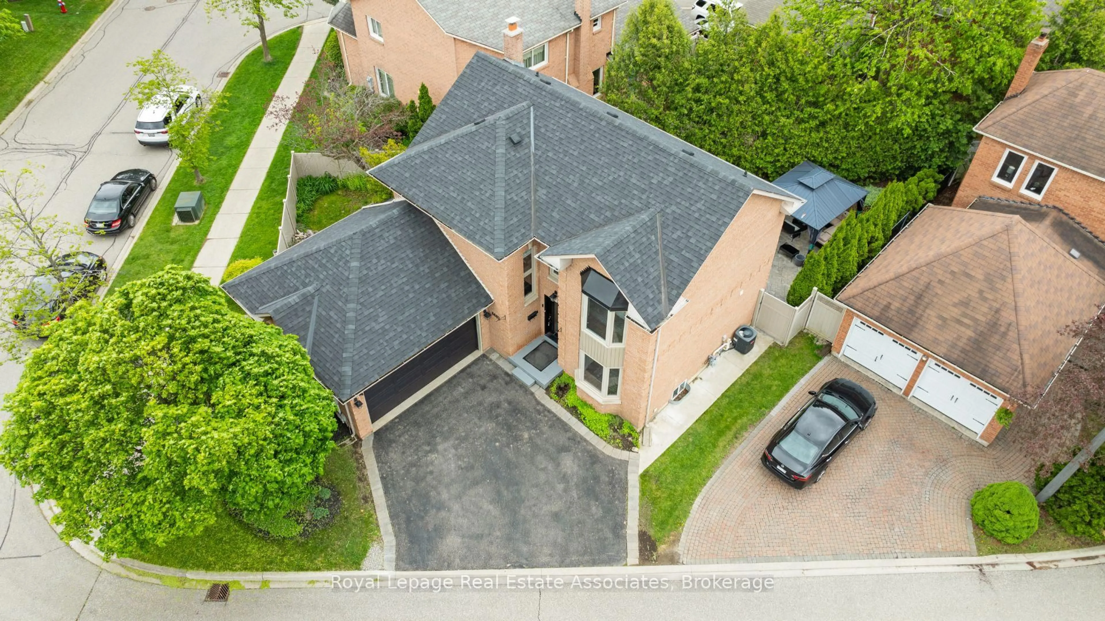A pic from outside/outdoor area/front of a property/back of a property/a pic from drone, street for 6682 Snow Goose Lanes Lane, Mississauga Ontario L5N 5H8