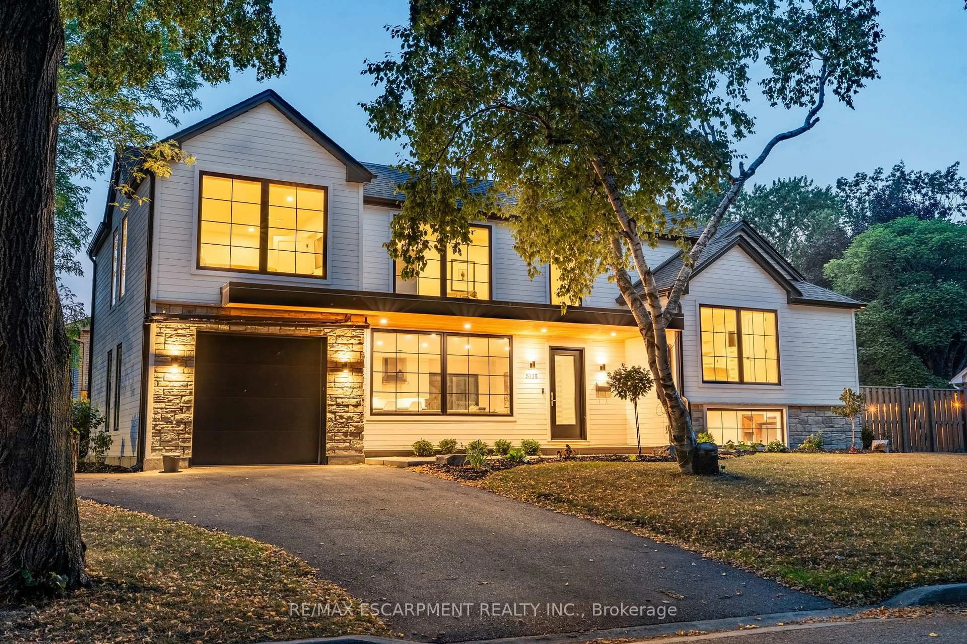 Home with brick exterior material, street for 5135 Mulberry Dr, Burlington Ontario L7L 3P5
