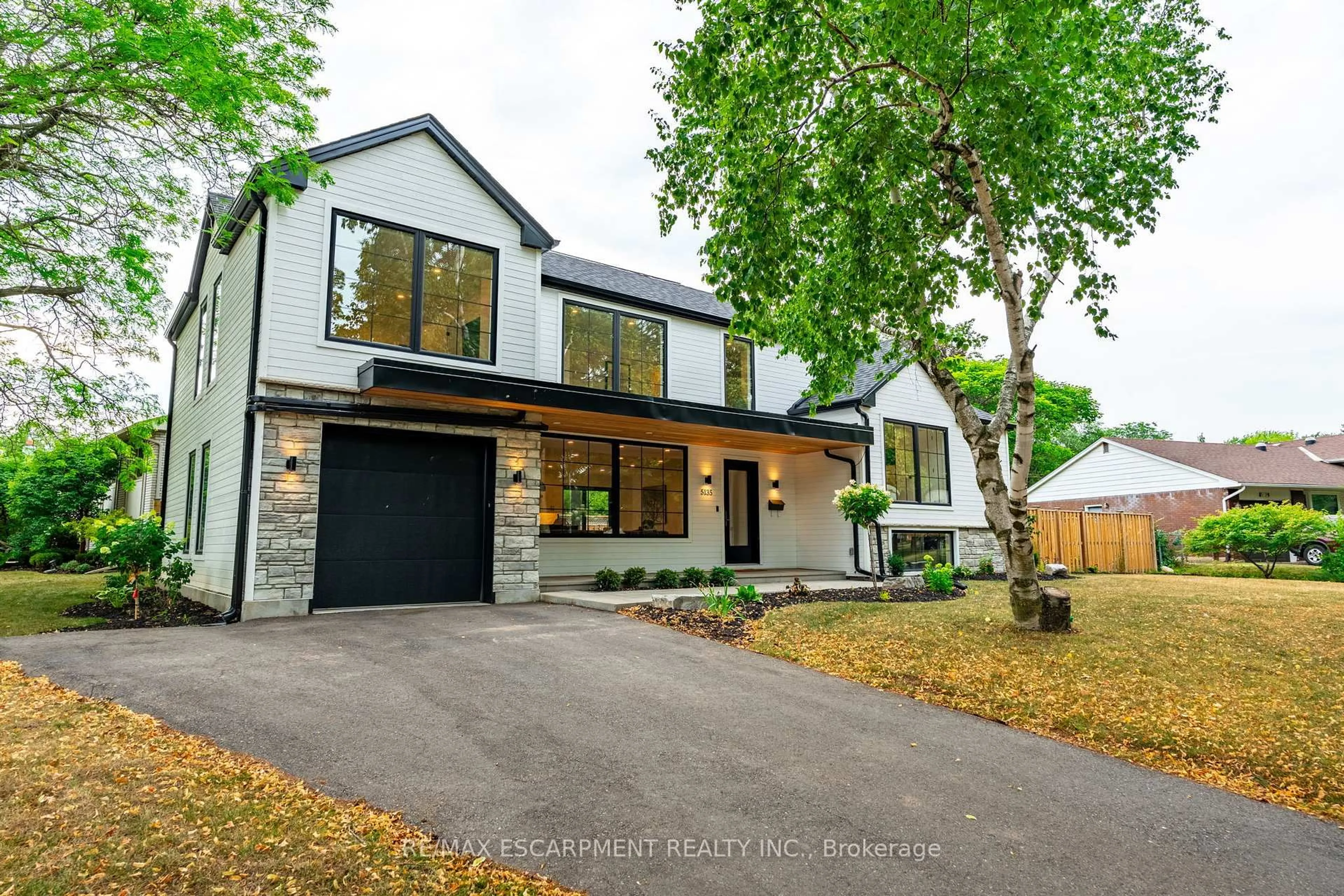 Home with brick exterior material, street for 5135 Mulberry Dr, Burlington Ontario L7L 3P5