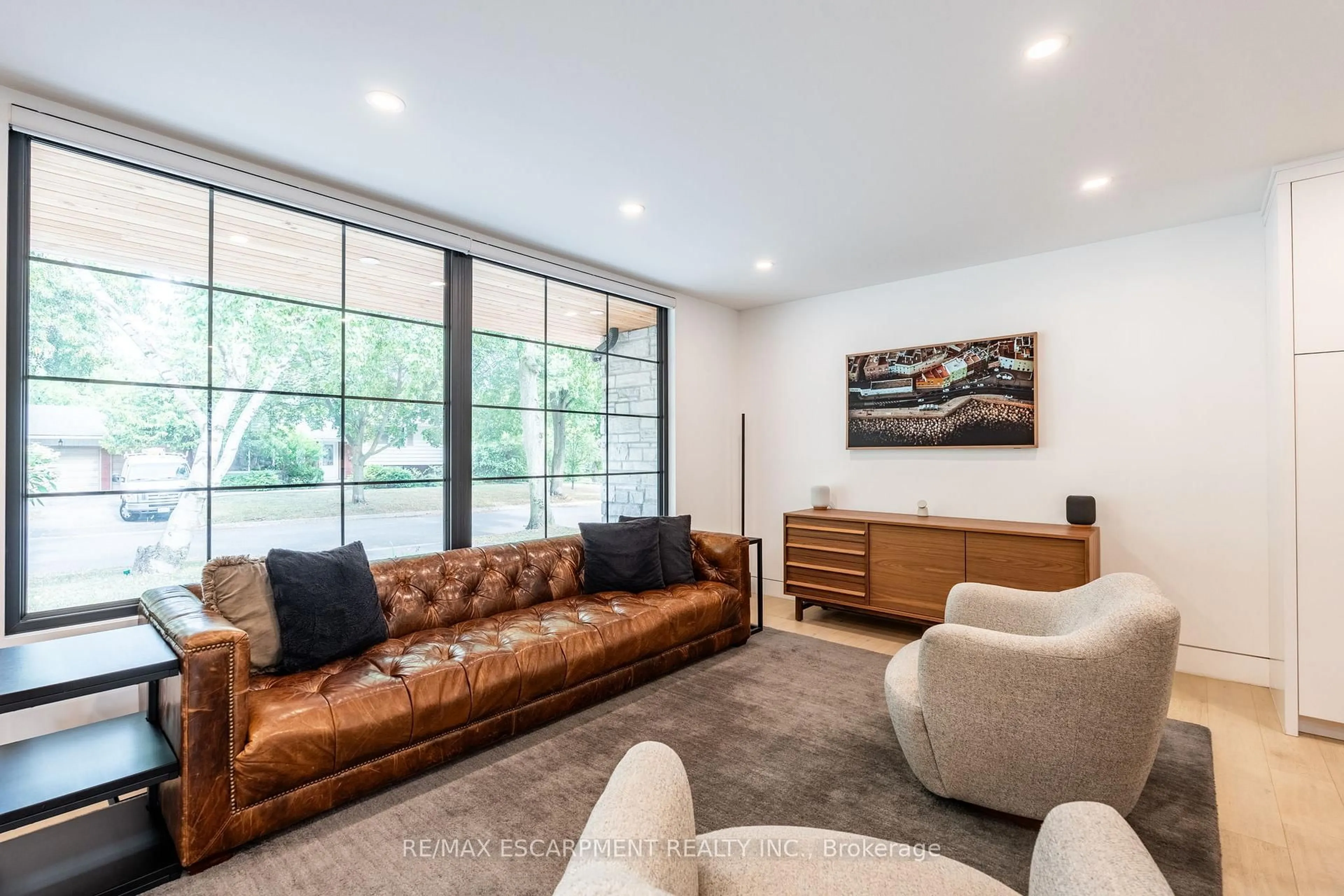 Living room with furniture, unknown for 5135 Mulberry Dr, Burlington Ontario L7L 3P5