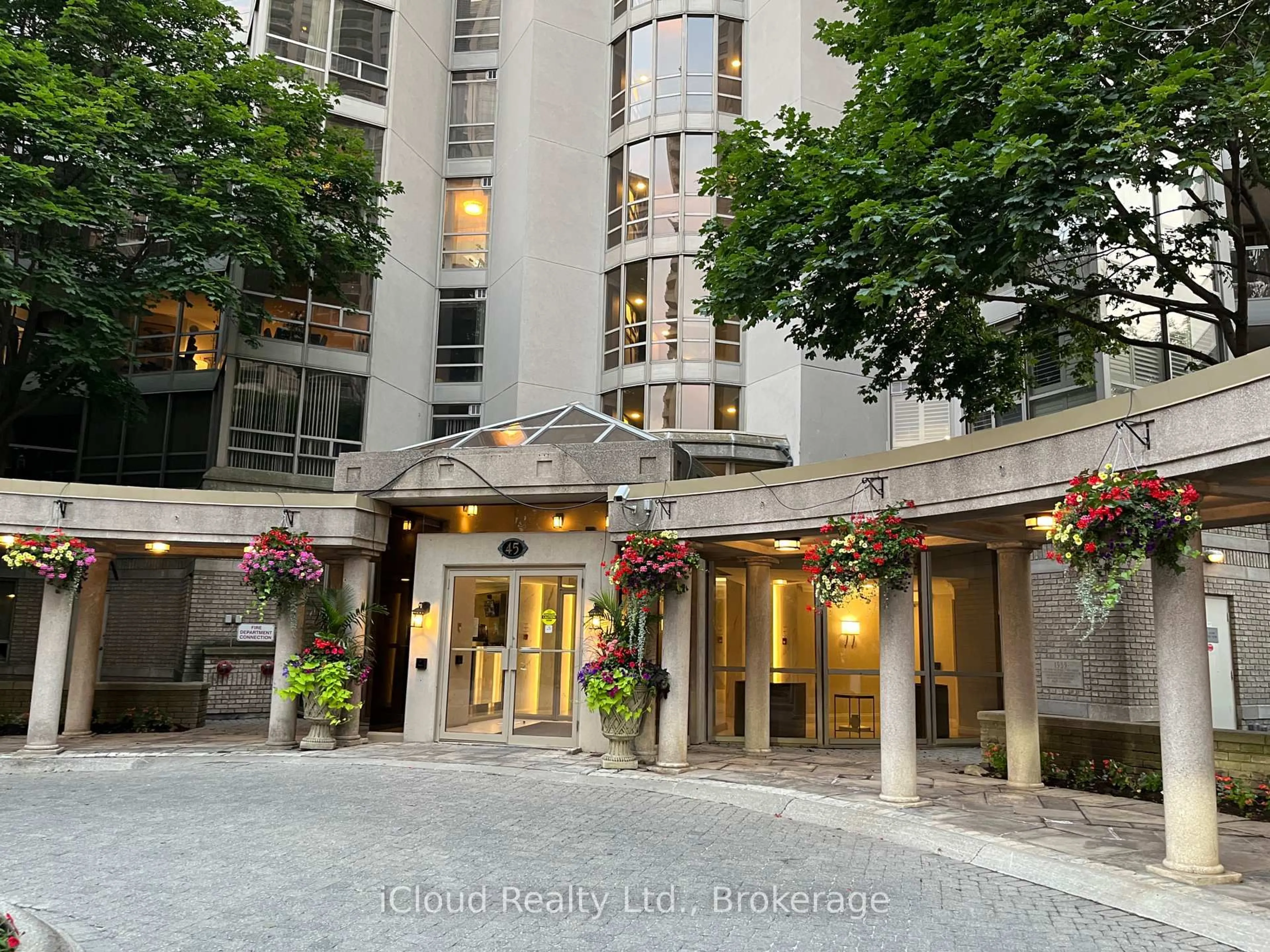 Indoor foyer for 45 Kingsbridge Garden Circ #2805, Mississauga Ontario L5R 3K4