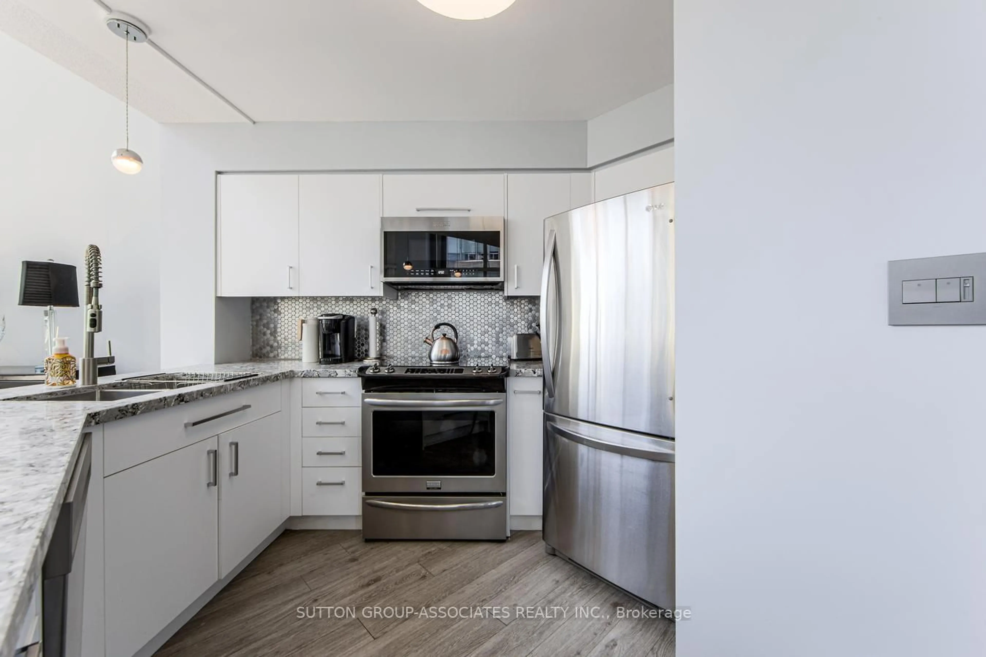 Standard kitchen, unknown for 200 Manitoba St #536, Toronto Ontario M8Y 3Y9